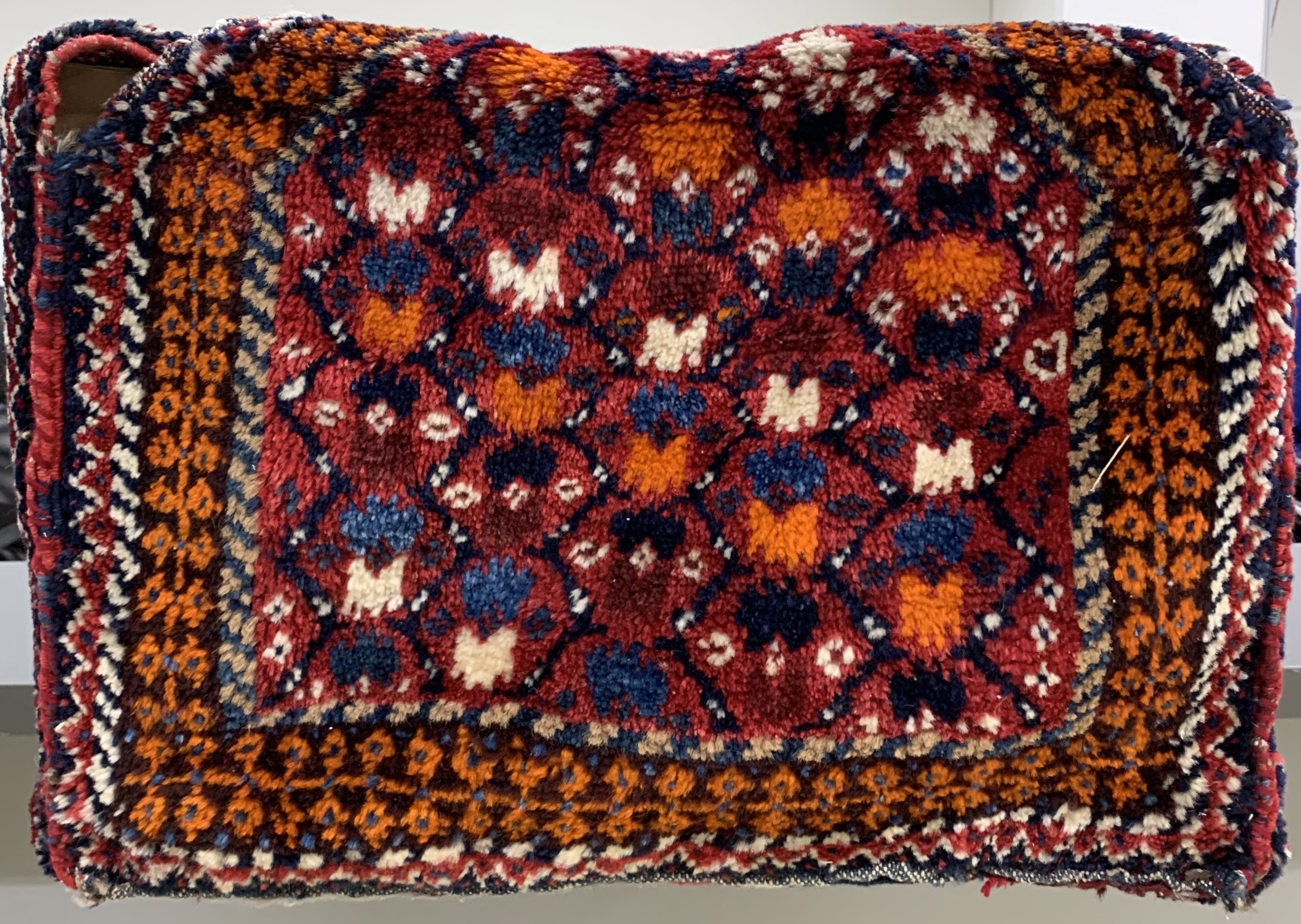 Detail c: Komplette"Mafrasch", Persien, Anfang 20.Jhd, Wolle auf Baumwolle, ca. 110 x 50 x 60 cm, EHZ: 2