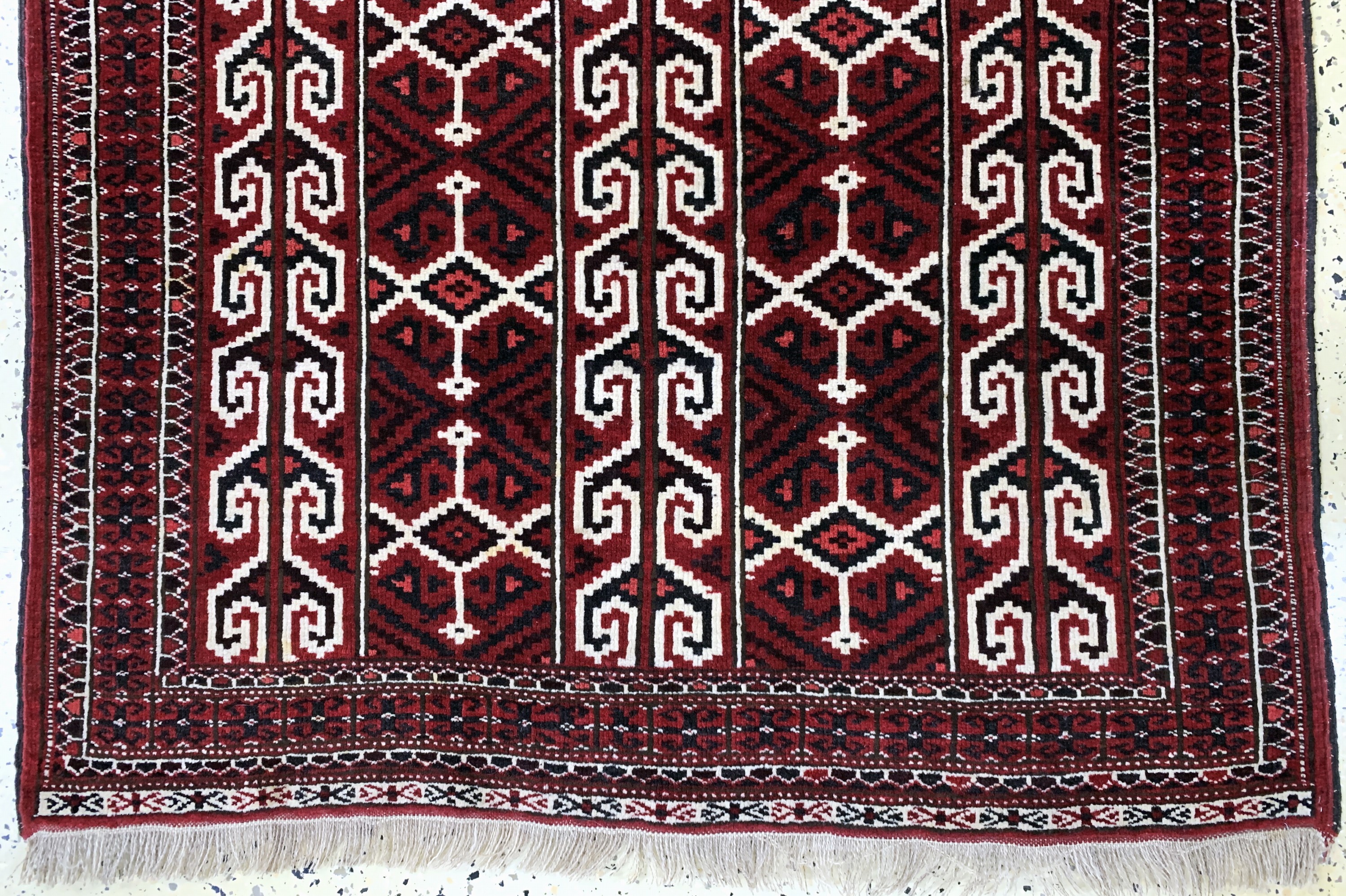 Detail b: Yomud"Gebetsteppich", Turkmenistan, Anfang 20.Jhd, Wolle auf Wolle, ca. 150 x 103 cm, EHZ: 2