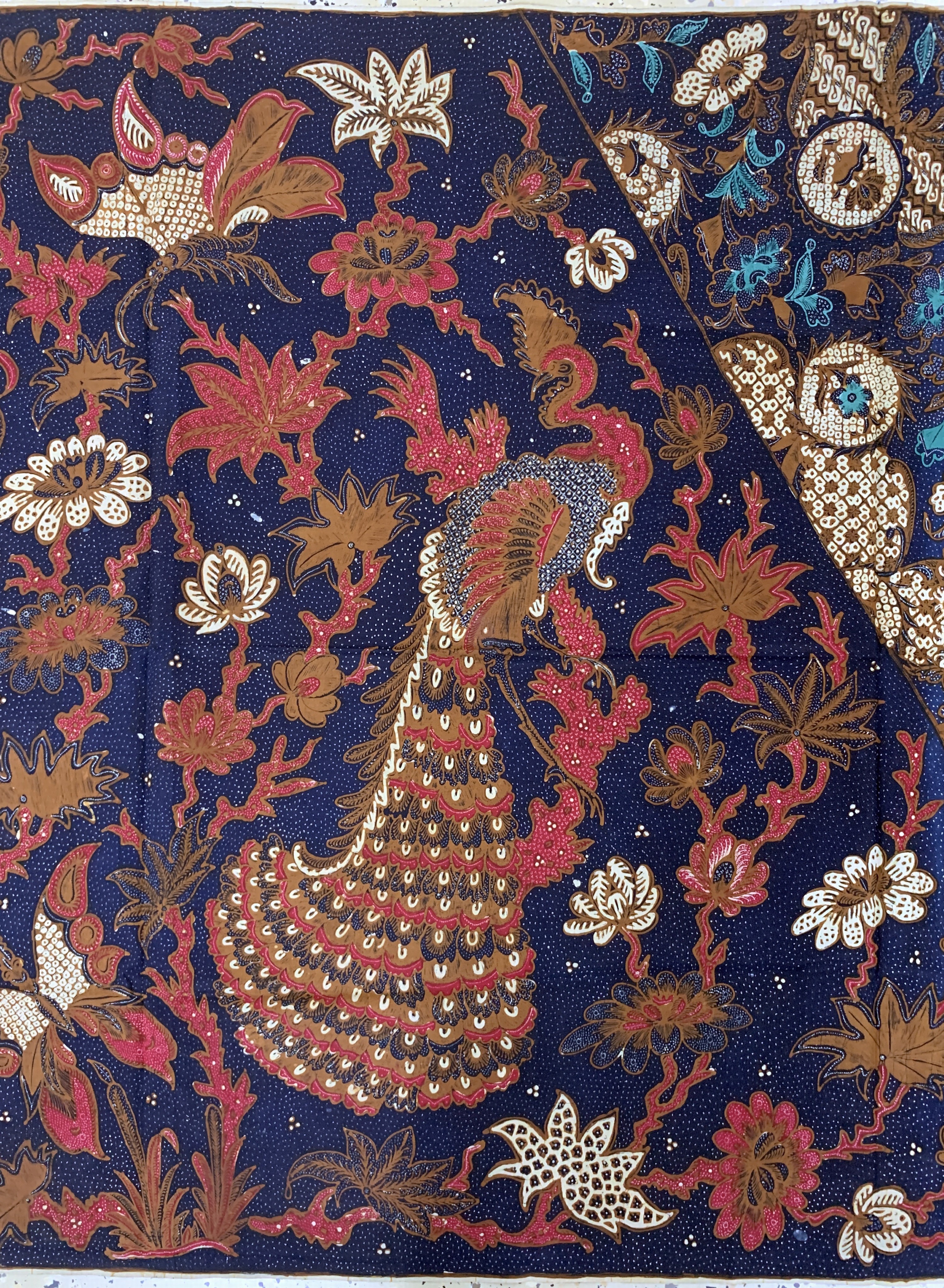 Detail b: Kain Panjang, Java, Indonesien, Mitte 20.Jhd, Handgezeichnete Batik, ca. 240 x 106 cm, EHZ: 1-2
