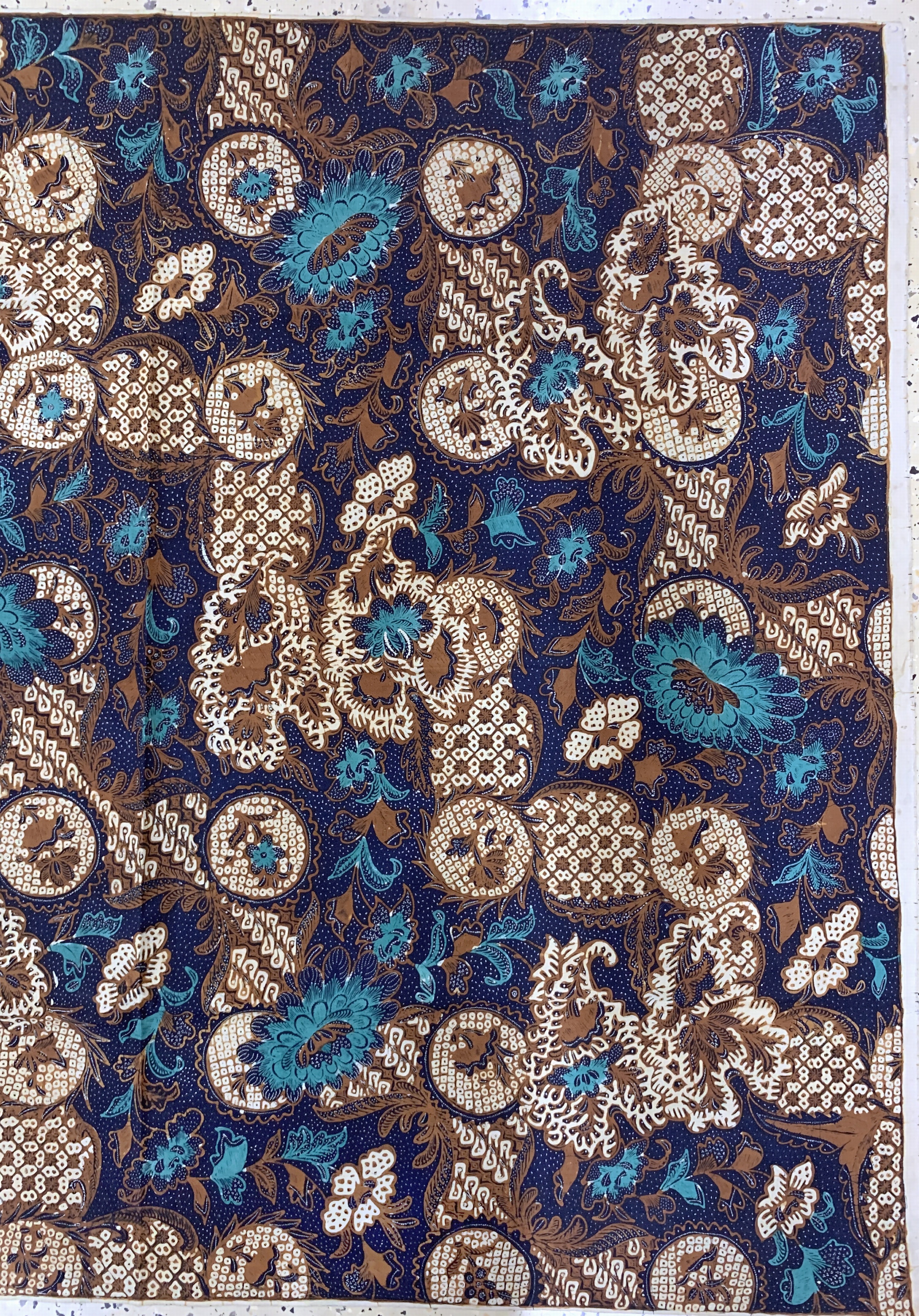 Detail d: Kain Panjang, Java, Indonesien, Mitte 20.Jhd, Handgezeichnete Batik, ca. 240 x 106 cm, EHZ: 1-2