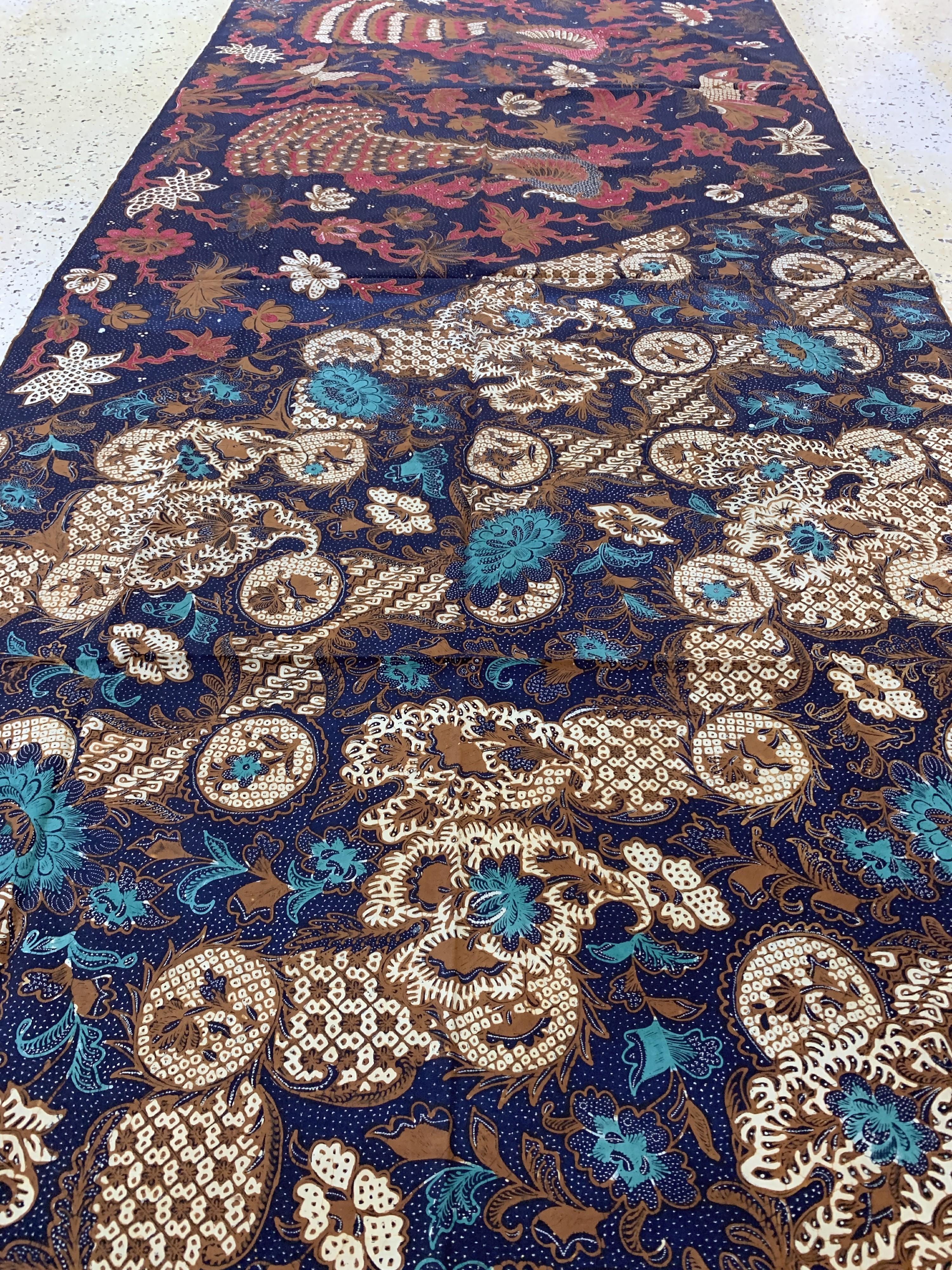 Detail e: Kain Panjang, Java, Indonesien, Mitte 20.Jhd, Handgezeichnete Batik, ca. 240 x 106 cm, EHZ: 1-2