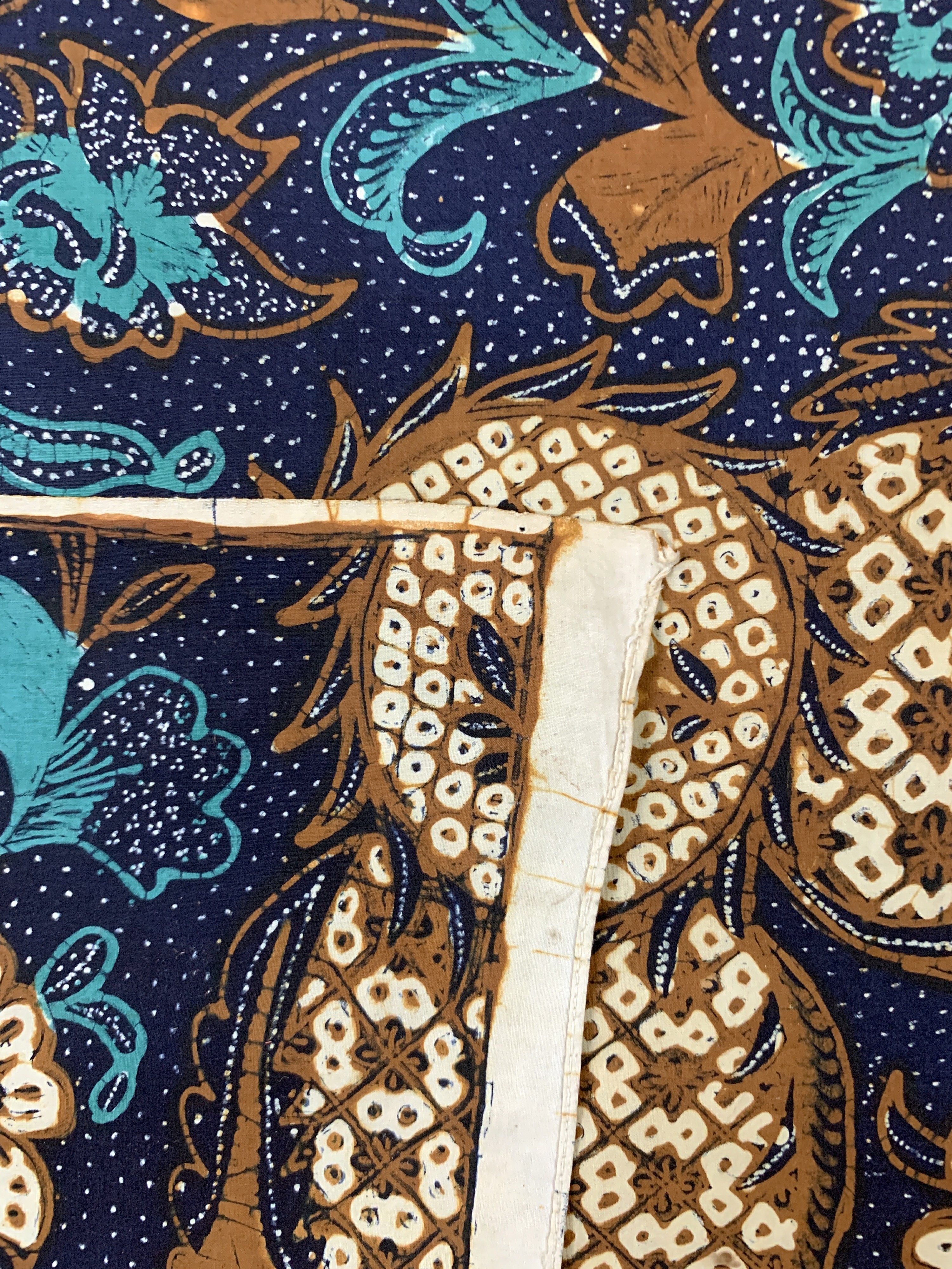 Detail g: Kain Panjang, Java, Indonesien, Mitte 20.Jhd, Handgezeichnete Batik, ca. 240 x 106 cm, EHZ: 1-2