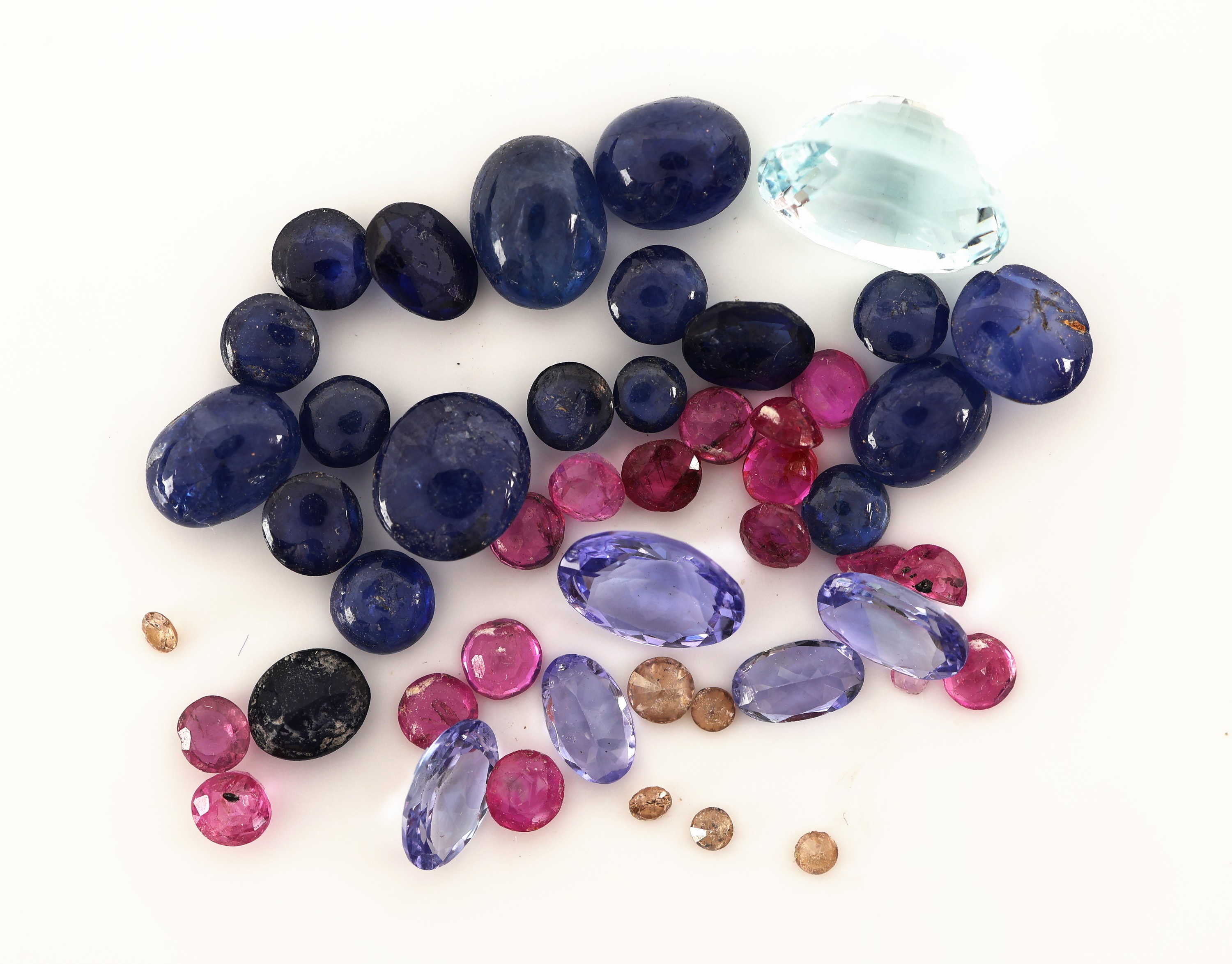 Image 27049325 - Lot lose Farbsteine, 1 ovalfacett. Aquamarin ca. 2.24 ct, 6 Brillanten zus. ca. 0.17 ct ...