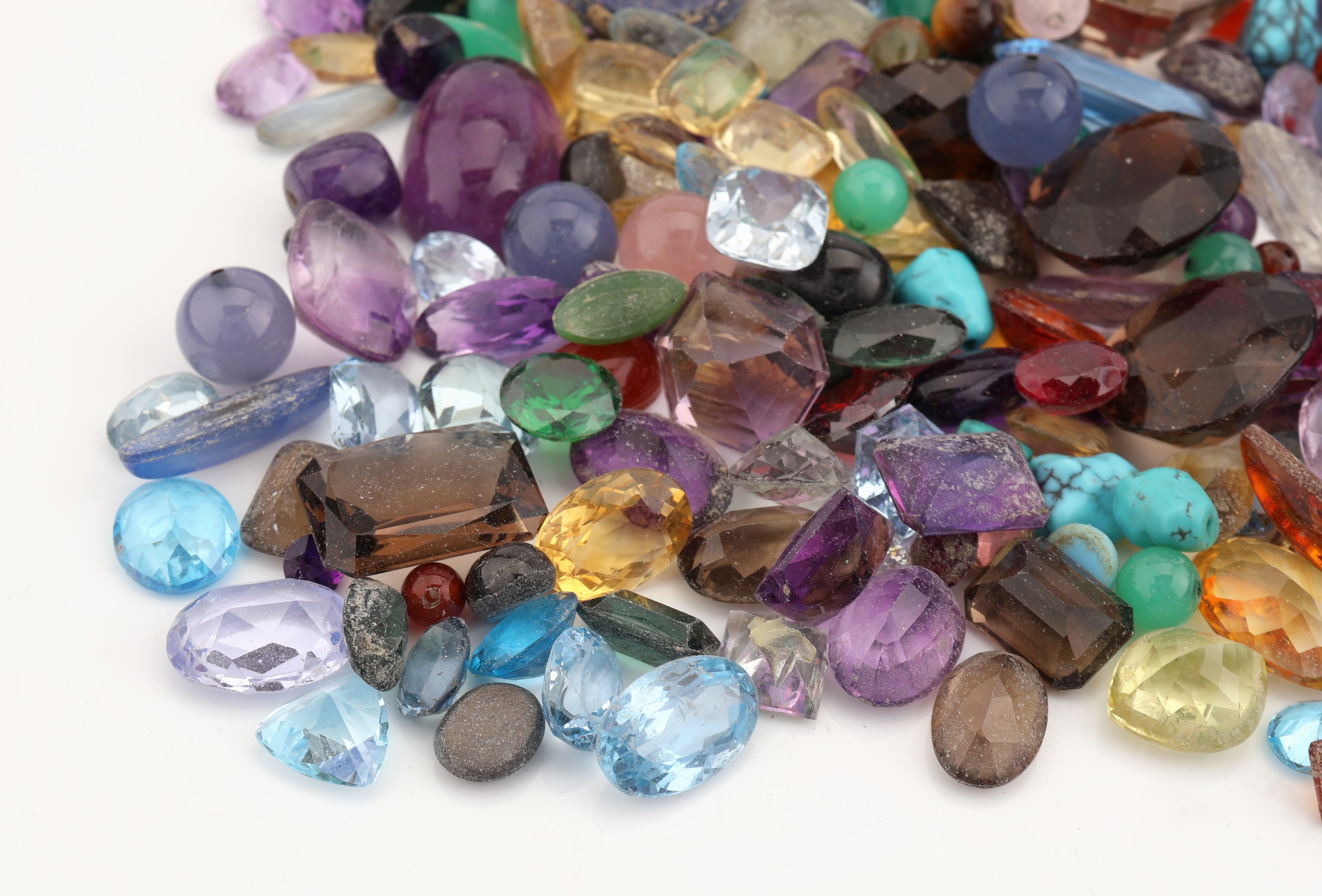 Detail a: Fundgrube lose Farbsteine, ca. 2016.6 ct, versch. Farbsteine, u.a. Rauchquarze, Citrine,Amethyste, Türkise, Ausfassware, teilw. besch.auch Synthesen