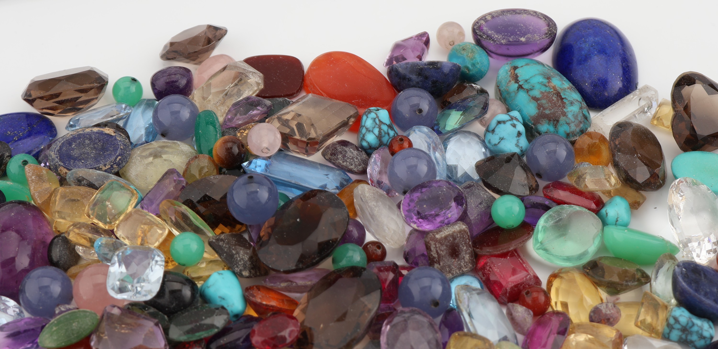 Detail b: Fundgrube lose Farbsteine, ca. 2016.6 ct, versch. Farbsteine, u.a. Rauchquarze, Citrine,Amethyste, Türkise, Ausfassware, teilw. besch.auch Synthesen