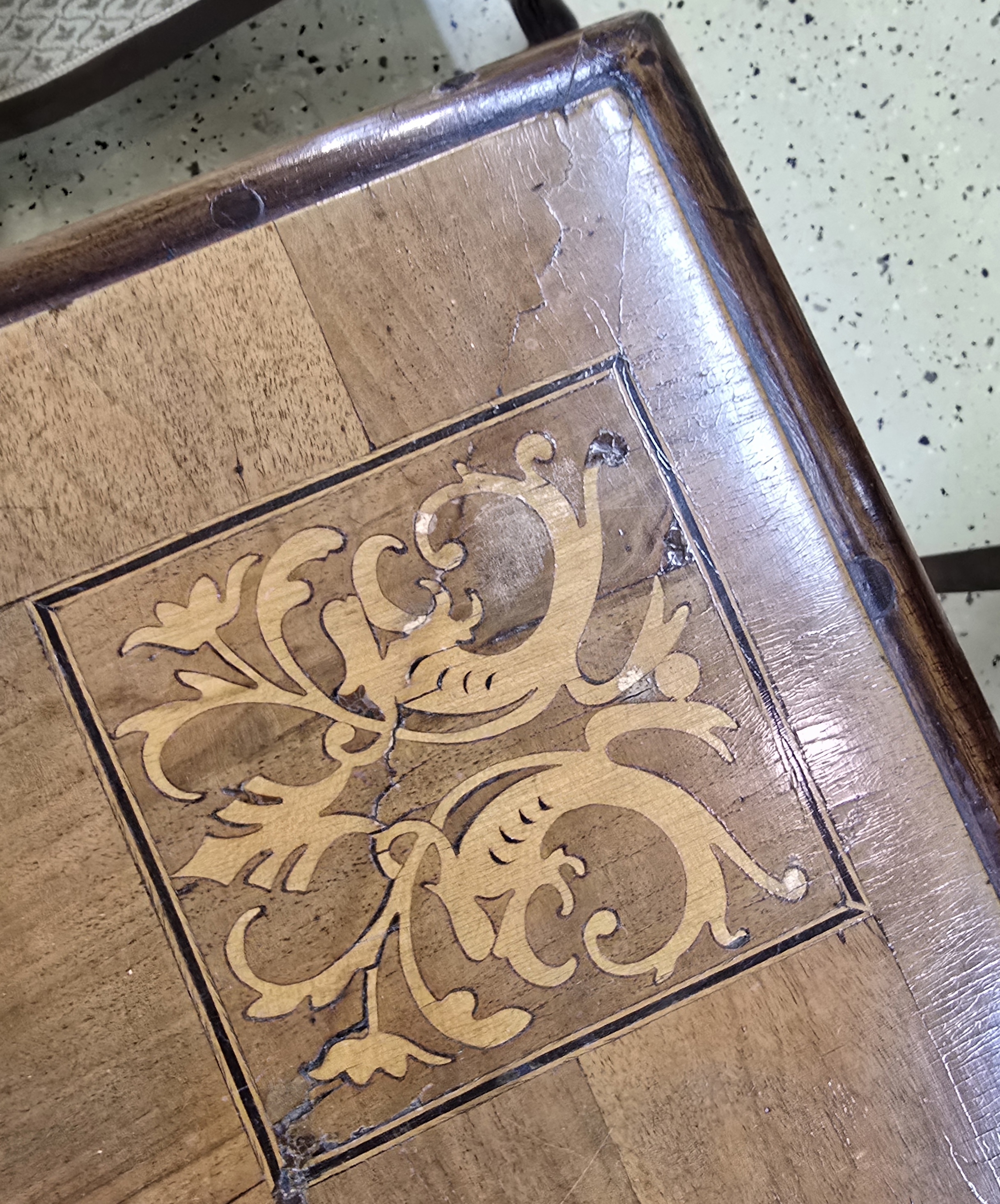 Detail a: Barocktisch, 18.Jh., Nußbaumfurnier, Oberfläche aufwendig intarsiert aus diversen Edelhölzern mit Akanthus und Engelsfiguren, auf geschwungenen ...