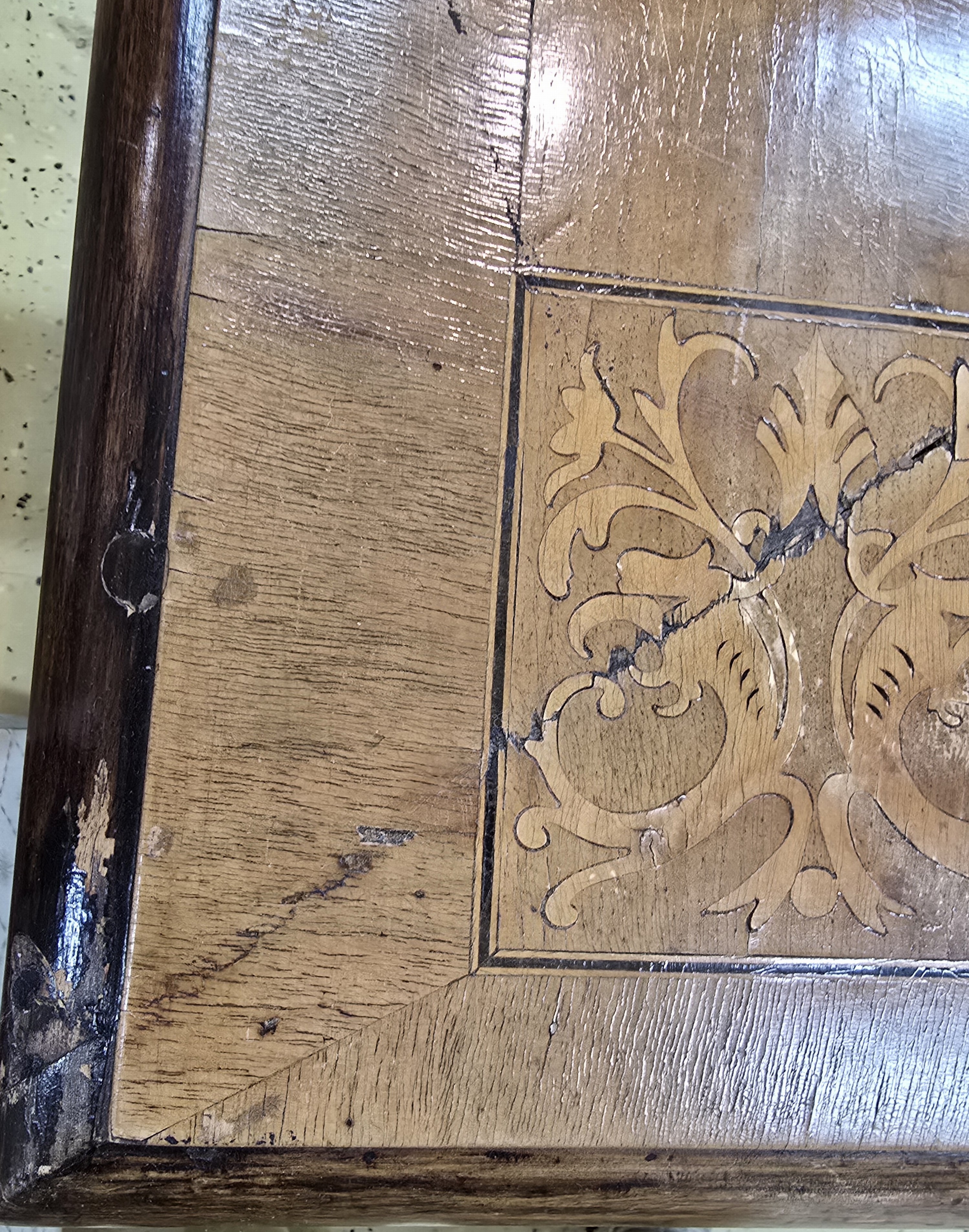 Detail b: Barocktisch, 18.Jh., Nußbaumfurnier, Oberfläche aufwendig intarsiert aus diversen Edelhölzern mit Akanthus und Engelsfiguren, auf geschwungenen ...