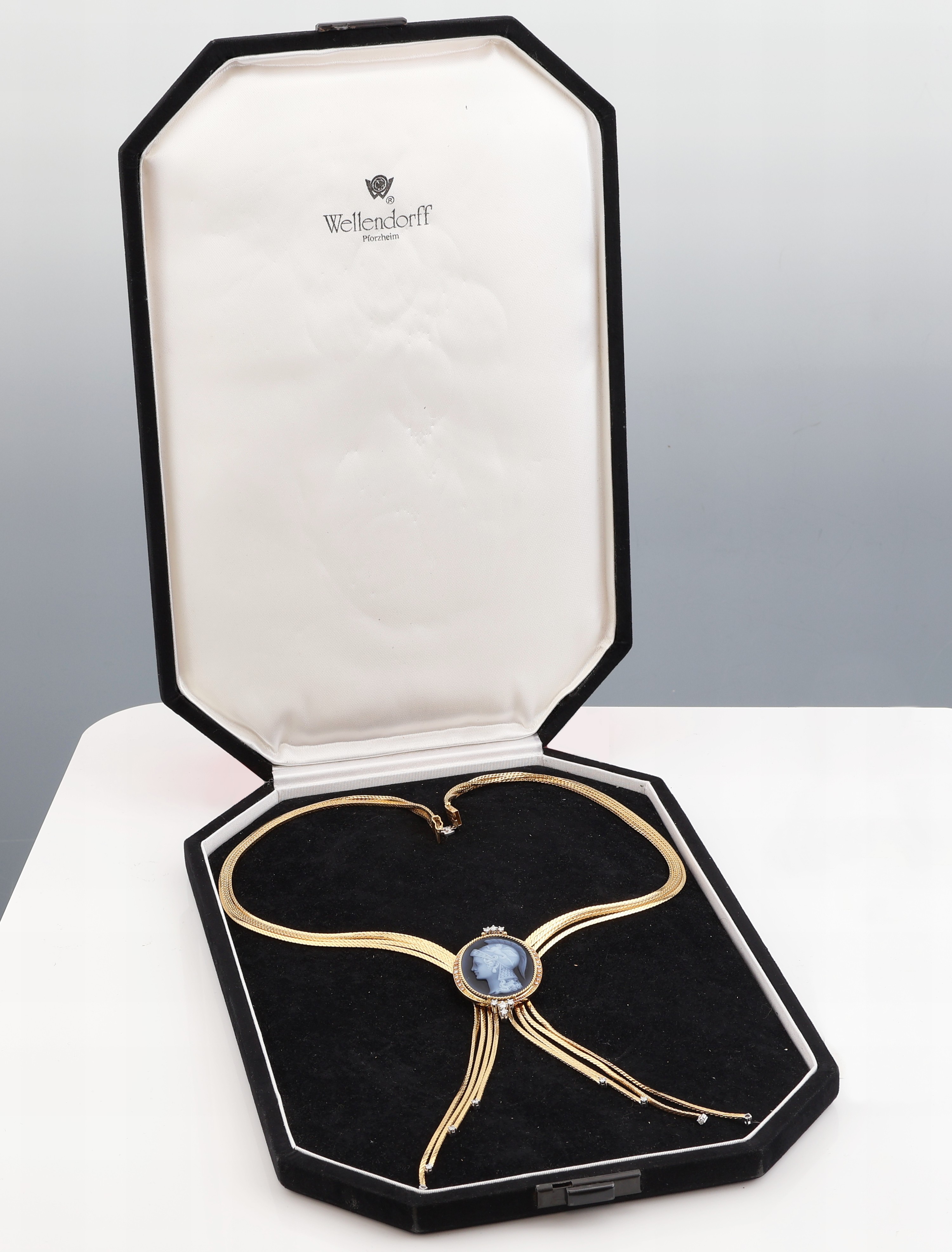 Detail b: 18 kt Gold WELLENDORFF Brillant-Kamee-Collier, GG 750/000, 4-reihiges Collier mit 8-reihiger Abhängung, mittig Lagensteinkamee mit Kriegerkopf, 33 ...