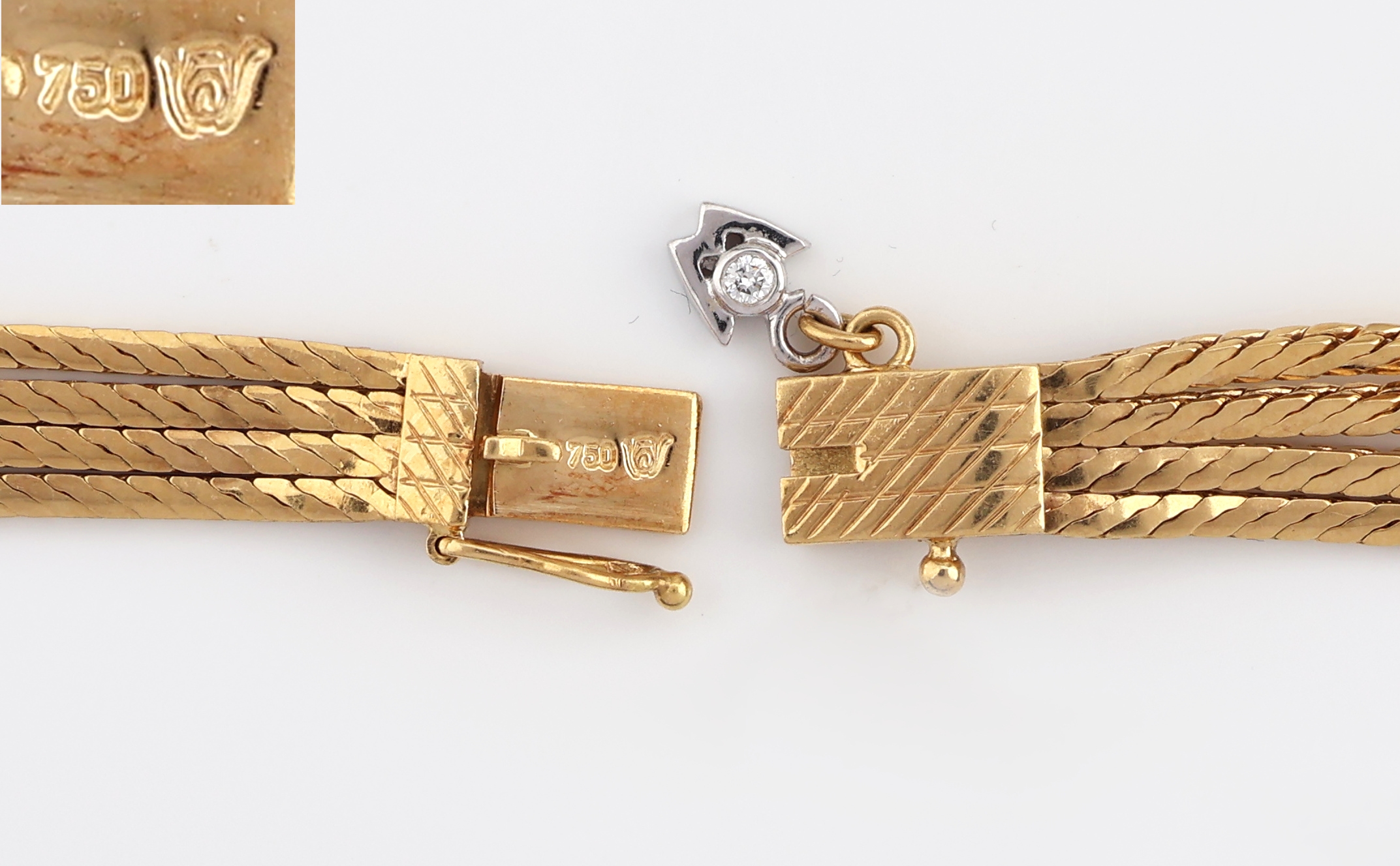 Detail d: 18 kt Gold WELLENDORFF Brillant-Kamee-Collier, GG 750/000, 4-reihiges Collier mit 8-reihiger Abhängung, mittig Lagensteinkamee mit Kriegerkopf, 33 ...