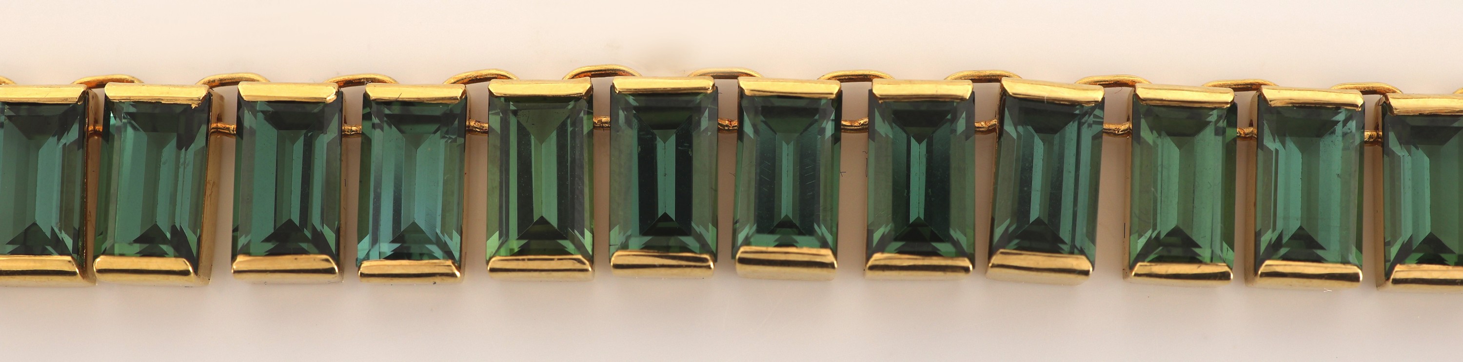 Detail b: 18 kt Gold Turmalin-Collier, GG 750/000, 70 grüne brasilianische Turmalin-Baguettes von feiner Farbe zus. ca. 64.48 ct, L. ca. 40-43 cm, ca. 54.4 ...
