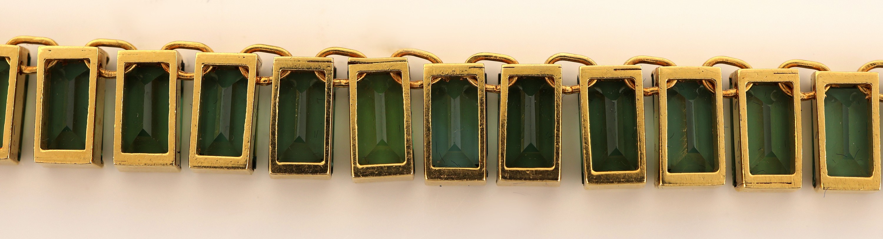 Detail c: 18 kt Gold Turmalin-Collier, GG 750/000, 70 grüne brasilianische Turmalin-Baguettes von feiner Farbe zus. ca. 64.48 ct, L. ca. 40-43 cm, ca. 54.4 ...