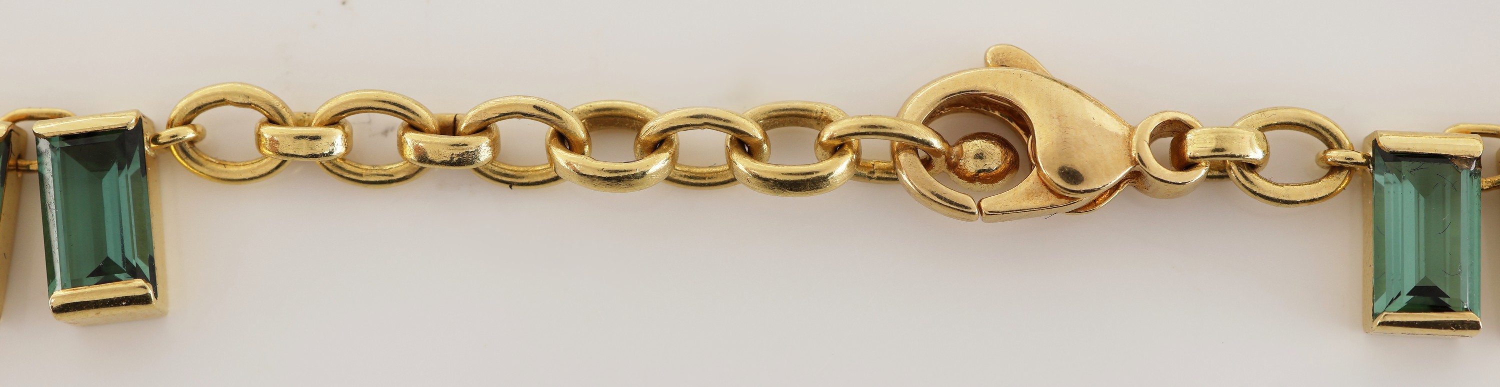 Detail d: 18 kt Gold Turmalin-Collier, GG 750/000, 70 grüne brasilianische Turmalin-Baguettes von feiner Farbe zus. ca. 64.48 ct, L. ca. 40-43 cm, ca. 54.4 ...