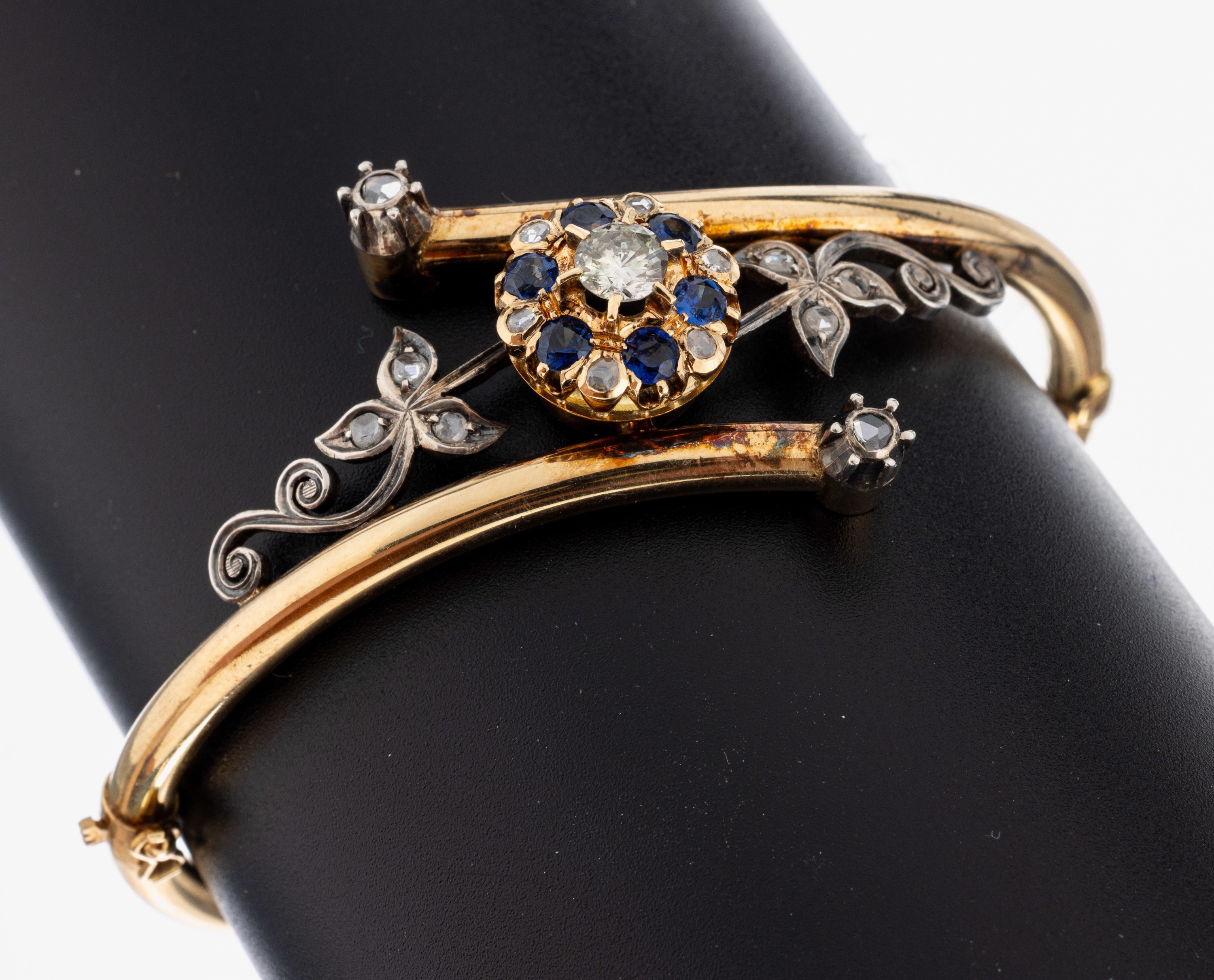 Image 27049366 - 18 kt Gold Diamant-Saphir-Armreif, GG 750/000, wohl um 1950-60 unter Verwendung ...