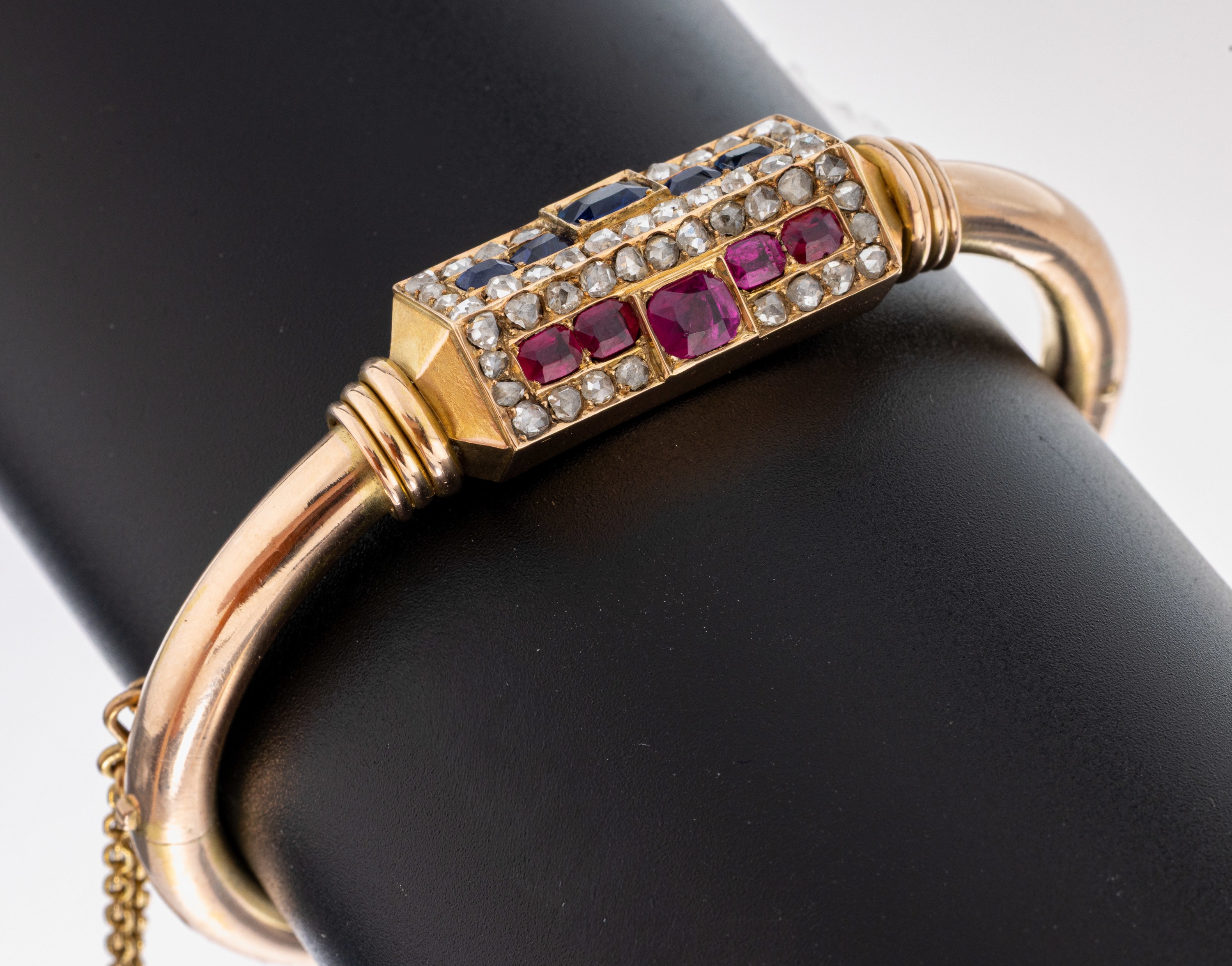 Image 27049368 - 14 kt Gold Rubin-Saphir-Diamant-Armreif, Russland, wohl um 1890-1900, GG 583/000, ...