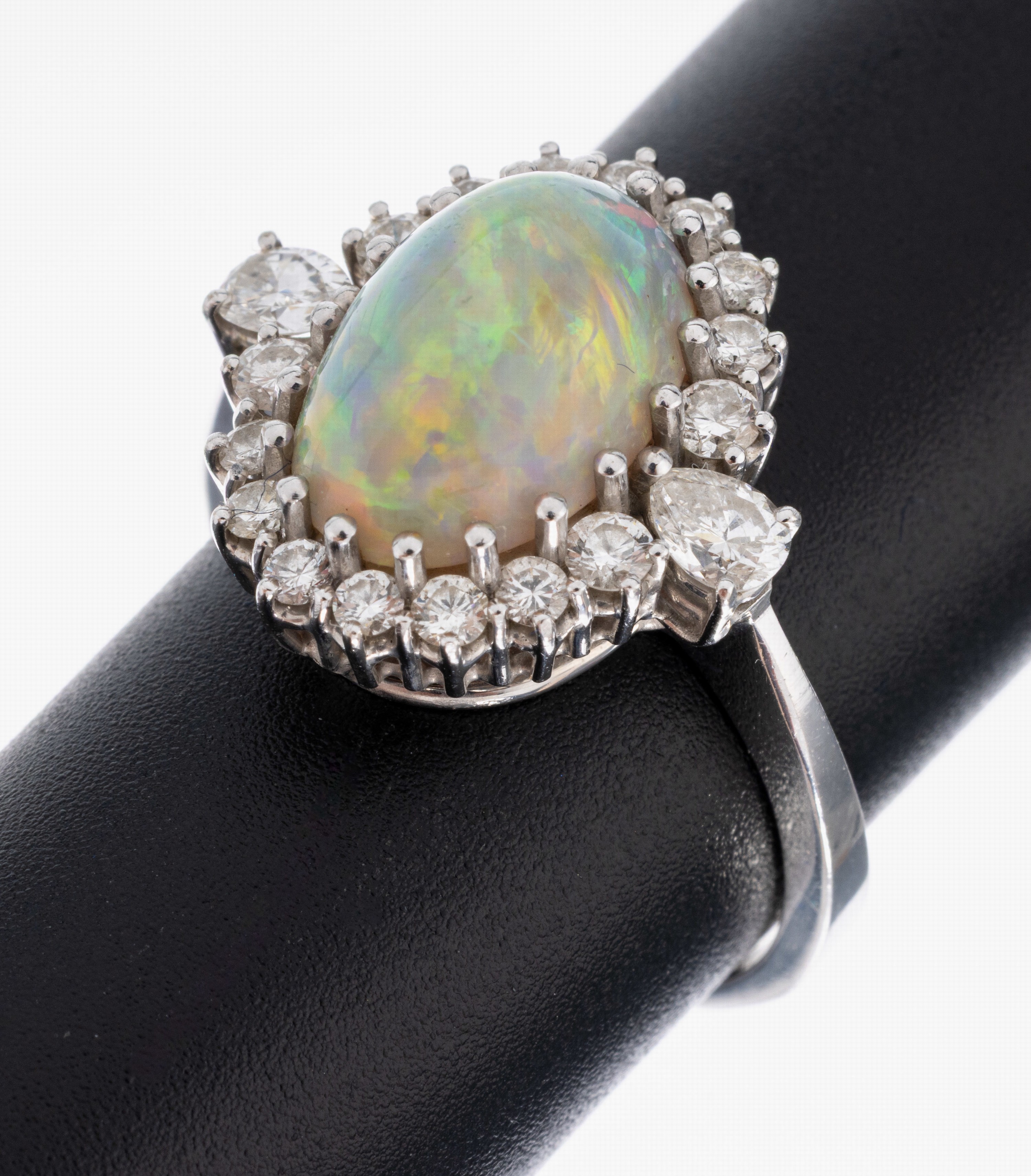 Image 27049372 - 18 kt gold opal-diamond-ring , WG 750/000, centered oval opal-cabochon approx. 6.0 ct, ...
