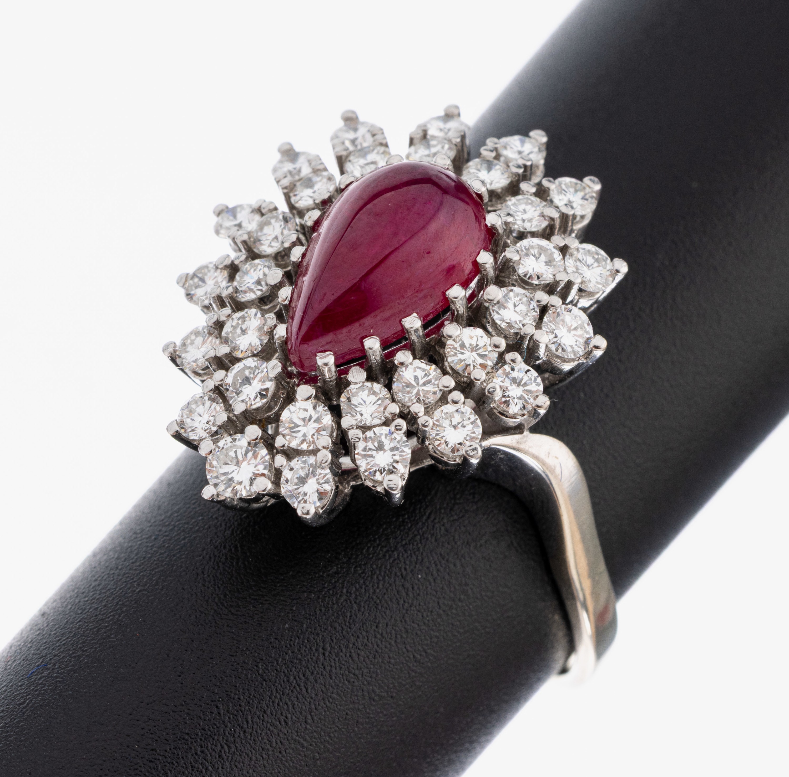 Image 27049373 - 18 kt Gold Rubin-Brillant-Ring, WG 750/000,mittig tropfenf. Rubin-Cabochon ca. 4.0 ct, ...