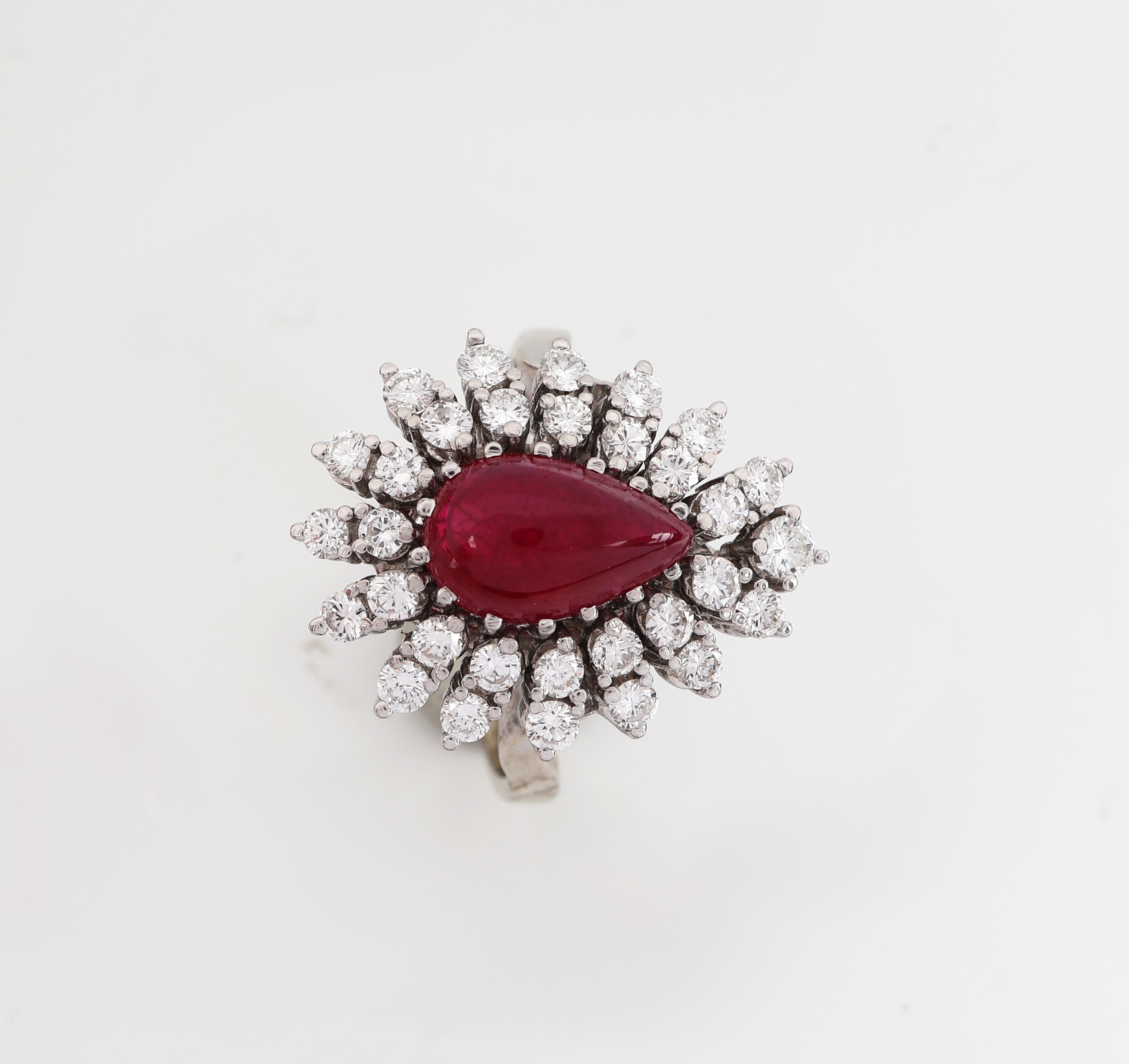Detail a: 18 kt Gold Rubin-Brillant-Ring, WG 750/000,mittig tropfenf. Rubin-Cabochon ca. 4.0 ct, 31 Brillanten zus. ca. 1.20 ct feines Weiß- Weiß/vs-si, RW ...