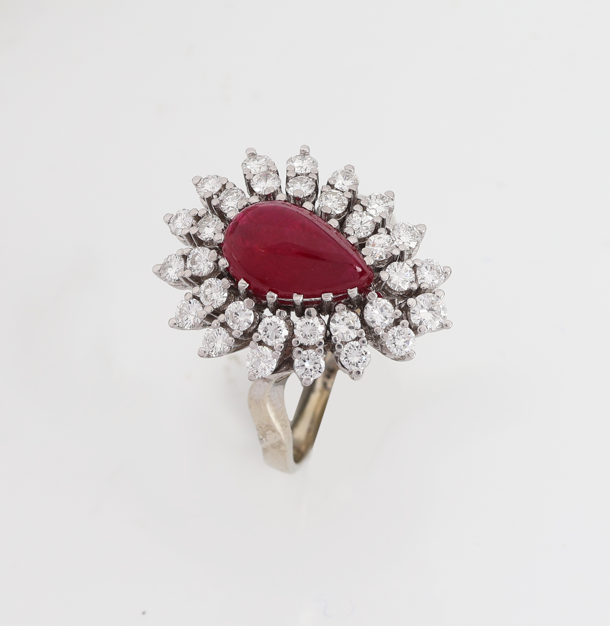 Detail b: 18 kt Gold Rubin-Brillant-Ring, WG 750/000,mittig tropfenf. Rubin-Cabochon ca. 4.0 ct, 31 Brillanten zus. ca. 1.20 ct feines Weiß- Weiß/vs-si, RW ...