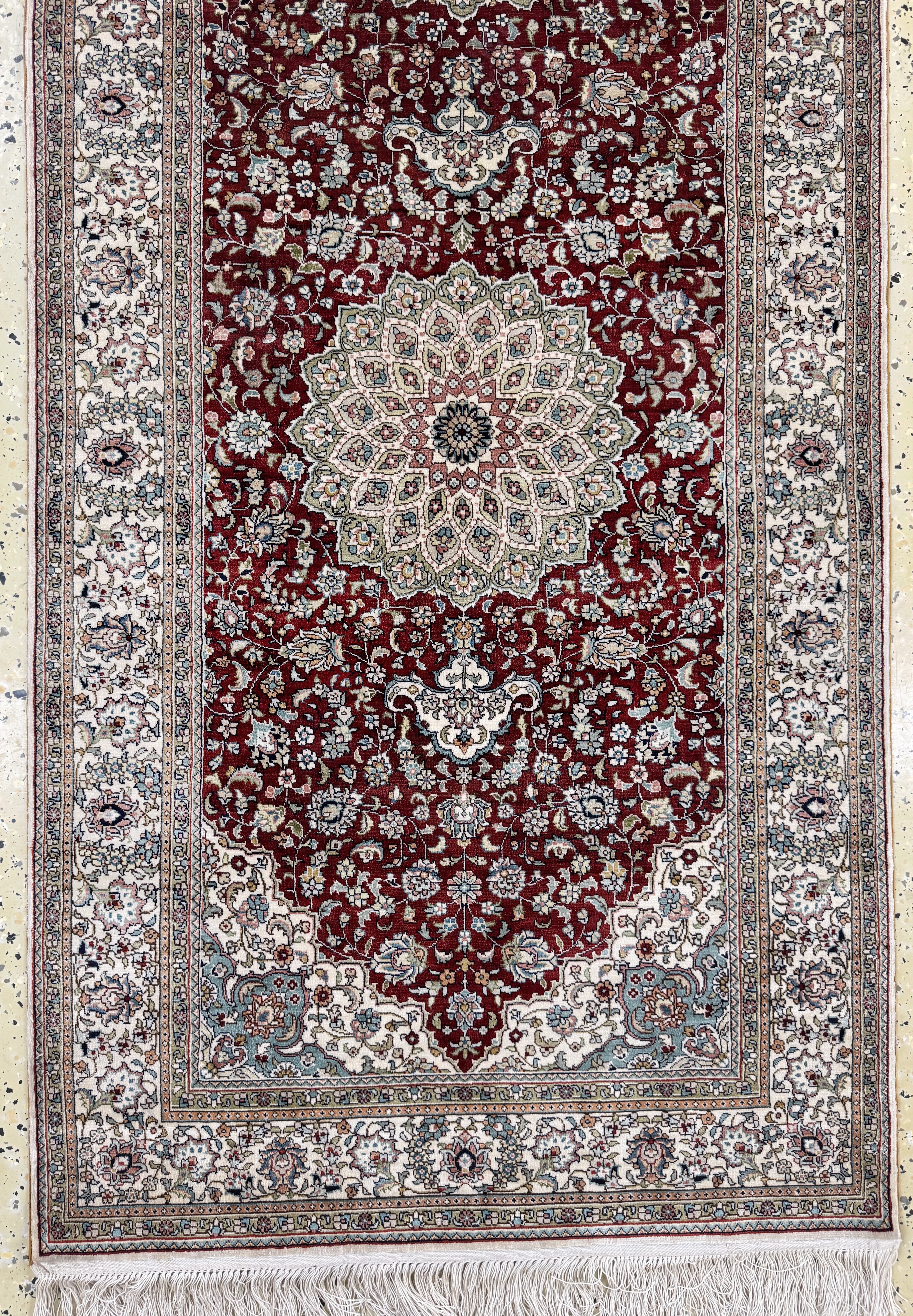 Detail c: Hereke Seide fein, China, Ende 20.Jhd., reine Naturseide, ca. 304 x 78 cm, EHZ: 1-2