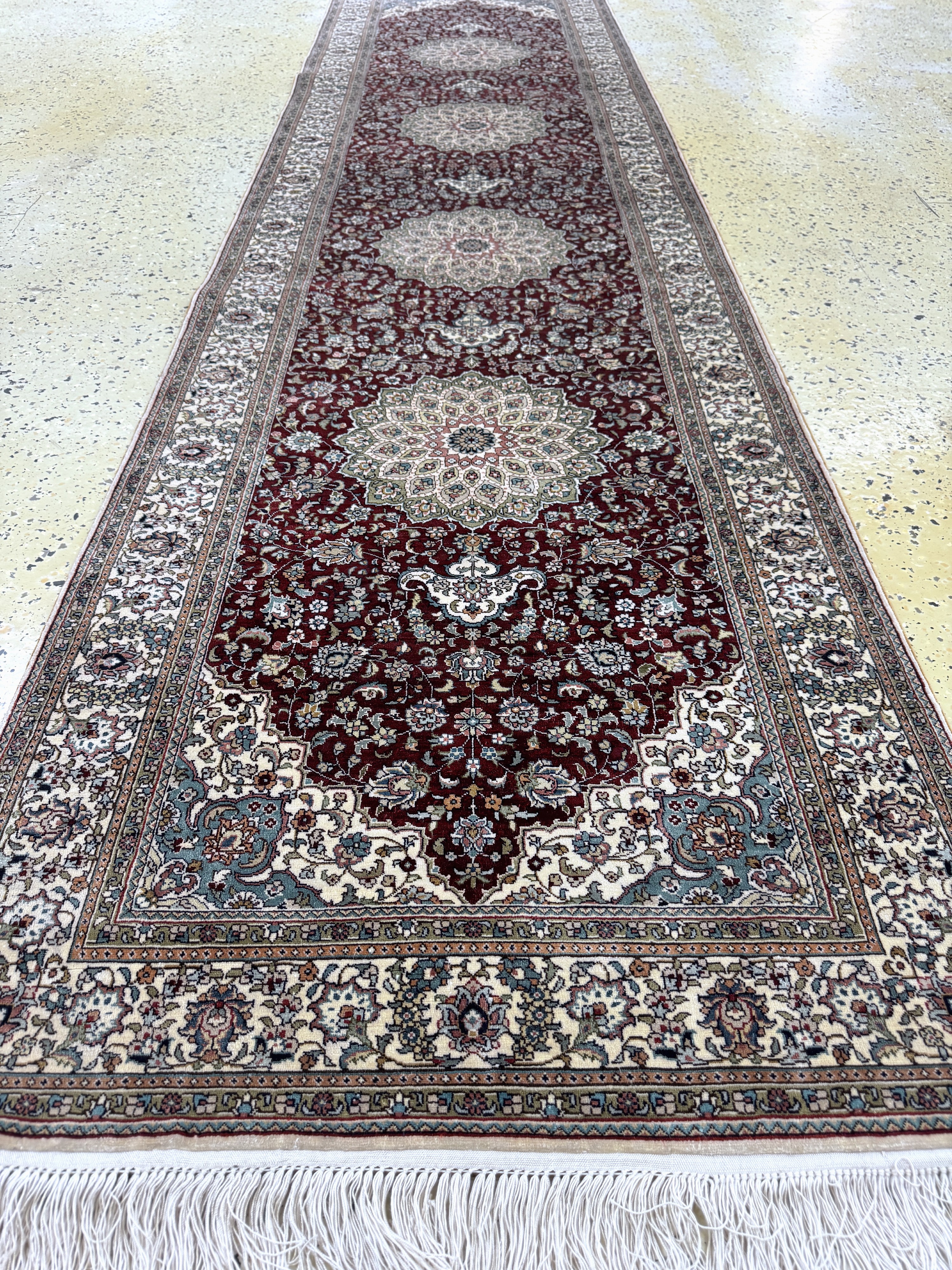 Detail d: Hereke Seide fein, China, Ende 20.Jhd., reine Naturseide, ca. 304 x 78 cm, EHZ: 1-2