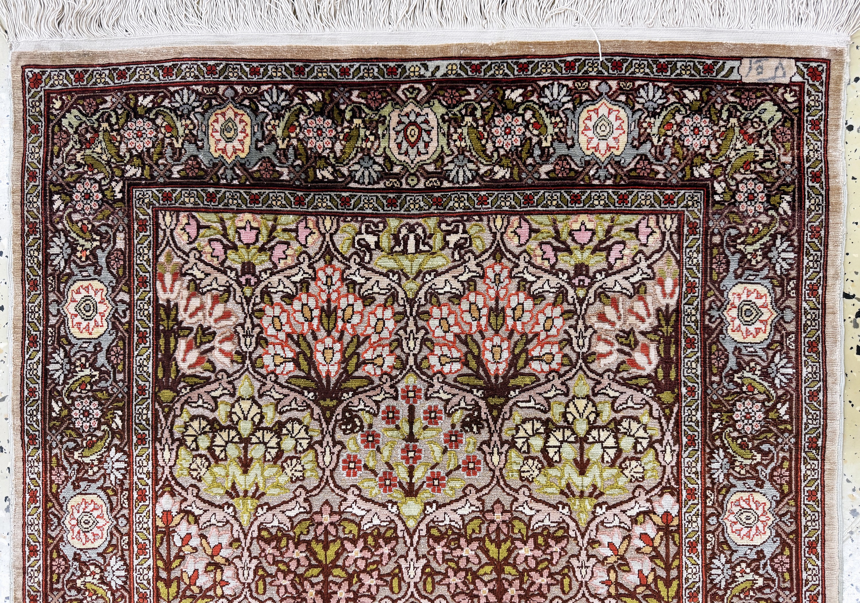 Detail a: Hereke Seide fein, sign. Türkei, Ende 20.Jhd., reine Naturseide, ca. 115 x 74 cm, Metallbroschiert, EHZ 1-2