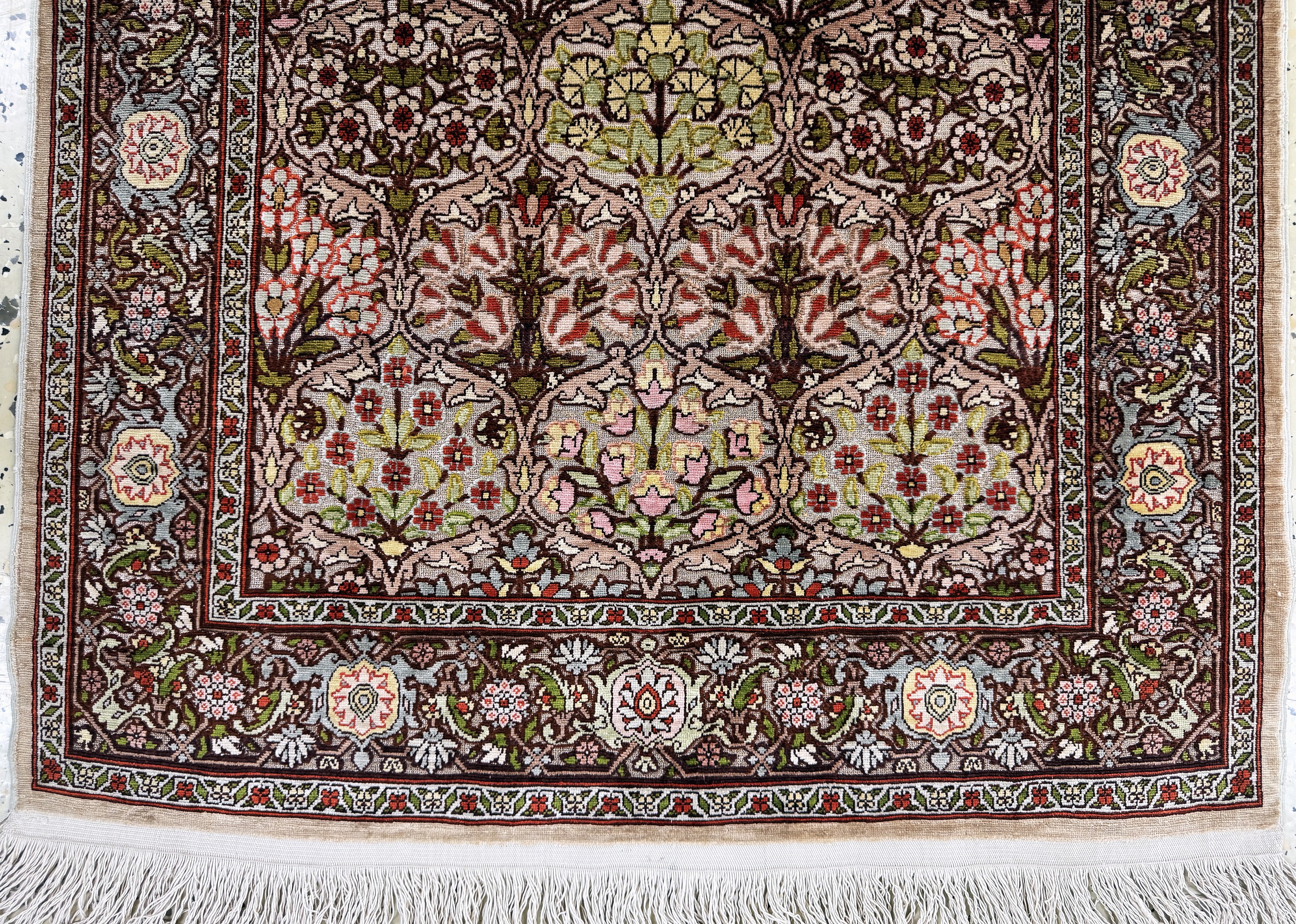 Detail b: Hereke Seide fein, sign. Türkei, Ende 20.Jhd., reine Naturseide, ca. 115 x 74 cm, Metallbroschiert, EHZ 1-2