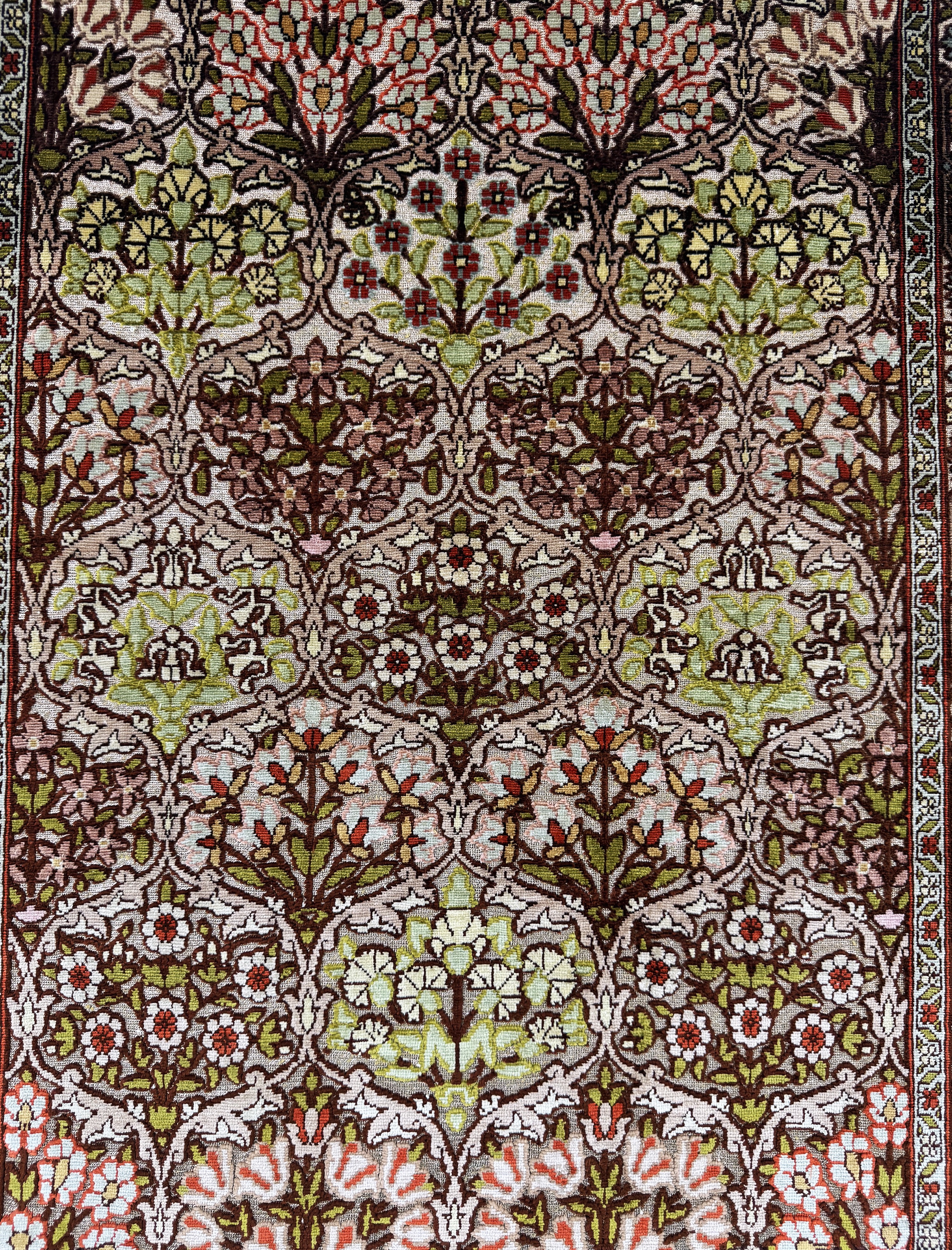 Detail c: Hereke Seide fein, sign. Türkei, Ende 20.Jhd., reine Naturseide, ca. 115 x 74 cm, Metallbroschiert, EHZ 1-2