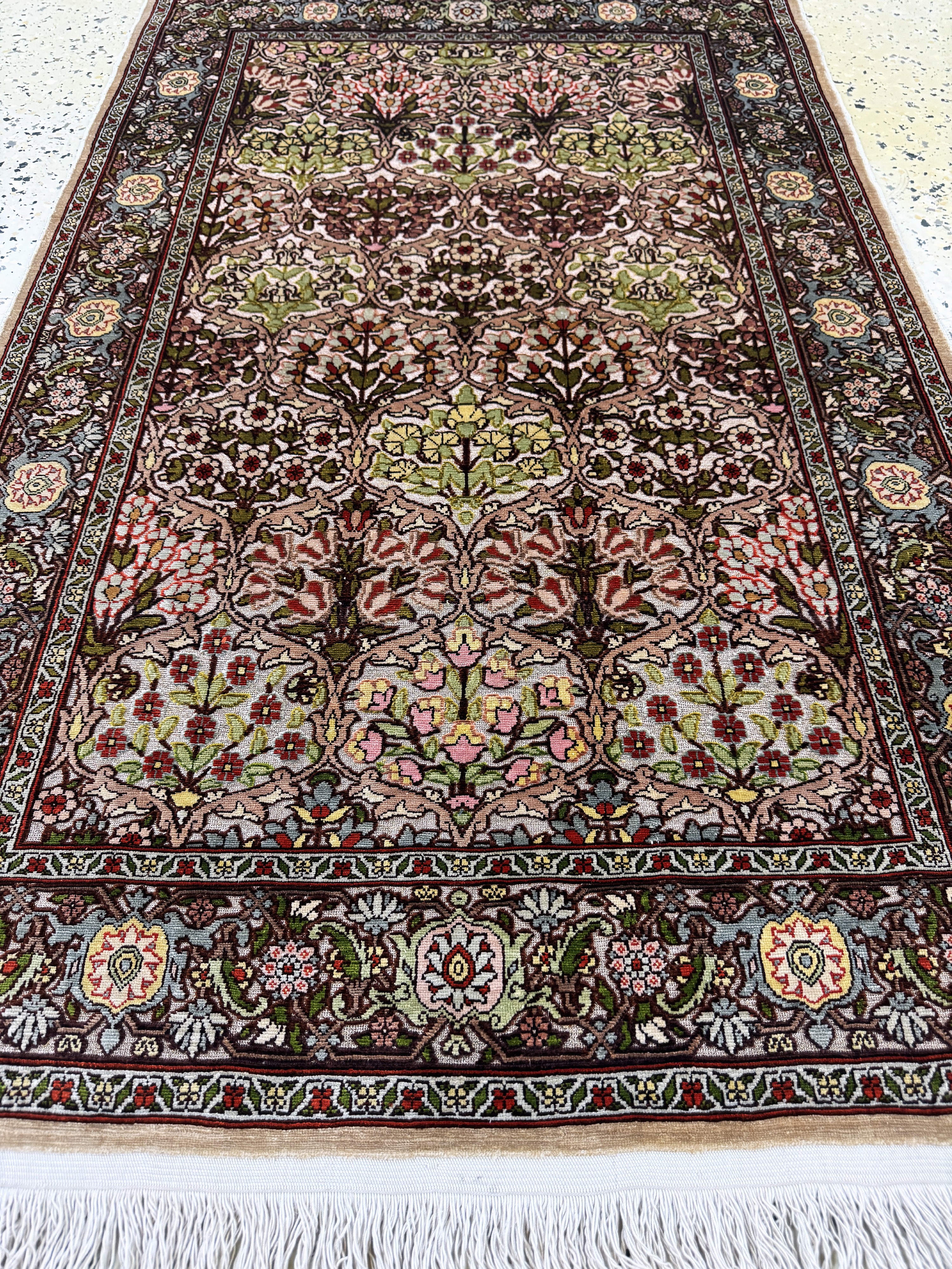 Detail d: Hereke Seide fein, sign. Türkei, Ende 20.Jhd., reine Naturseide, ca. 115 x 74 cm, Metallbroschiert, EHZ 1-2