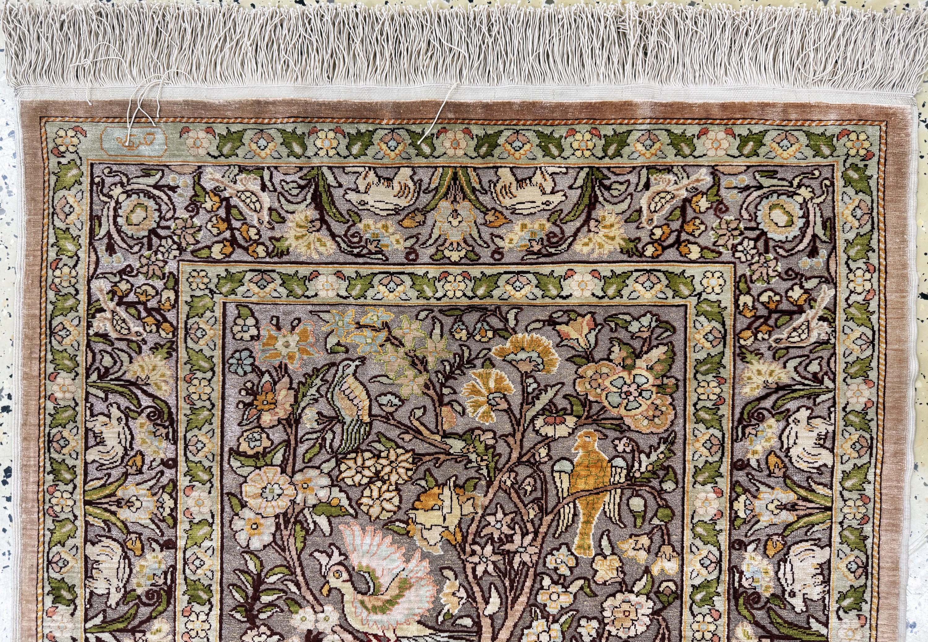 Detail a: Hereke Seide fein, sign., Türkei, Ende 20.Jhd., reine Naturseide, ca. 110 x 75 cm, Metallbroschiert, EHZ: 1-2