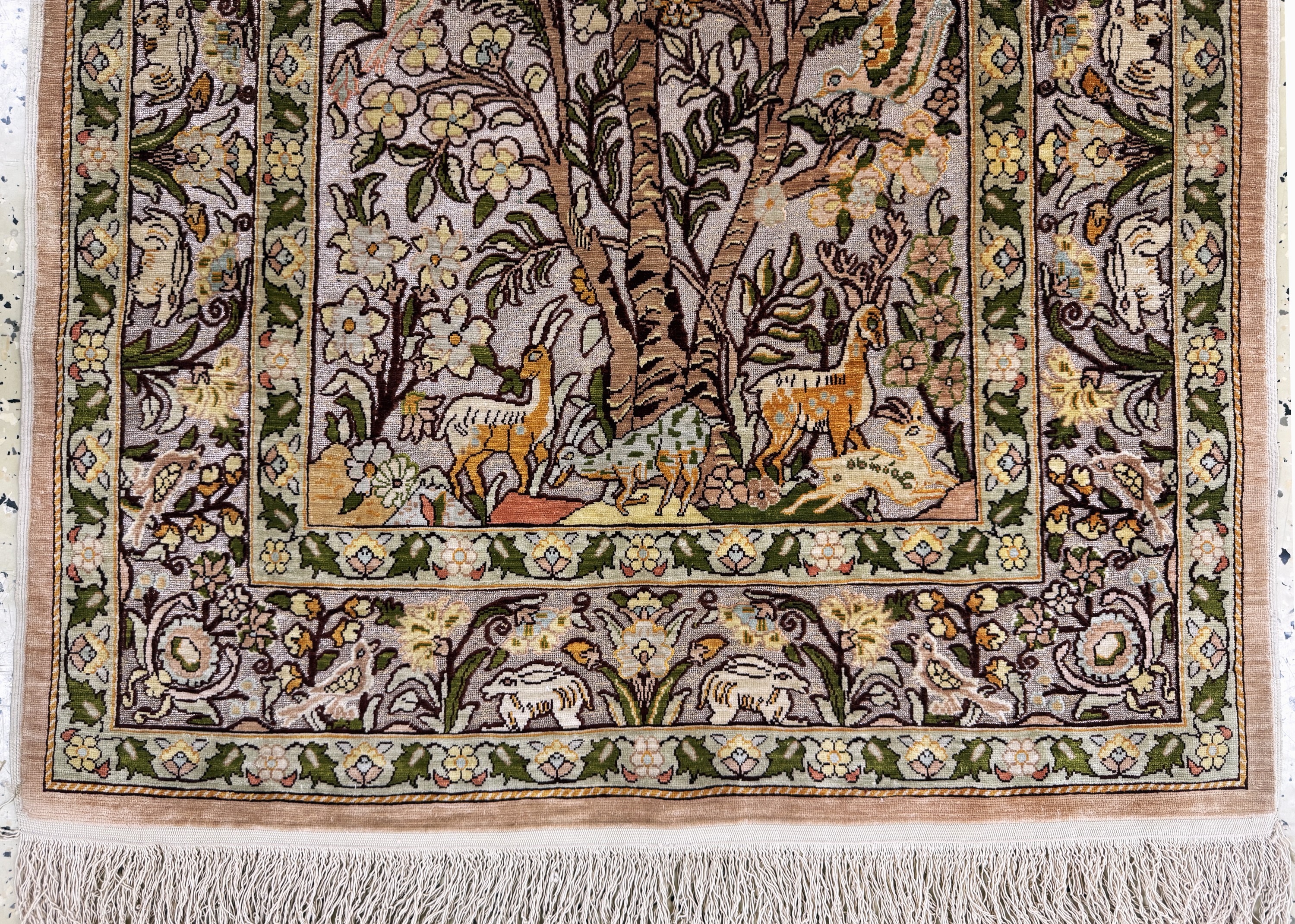 Detail b: Hereke Seide fein, sign., Türkei, Ende 20.Jhd., reine Naturseide, ca. 110 x 75 cm, Metallbroschiert, EHZ: 1-2