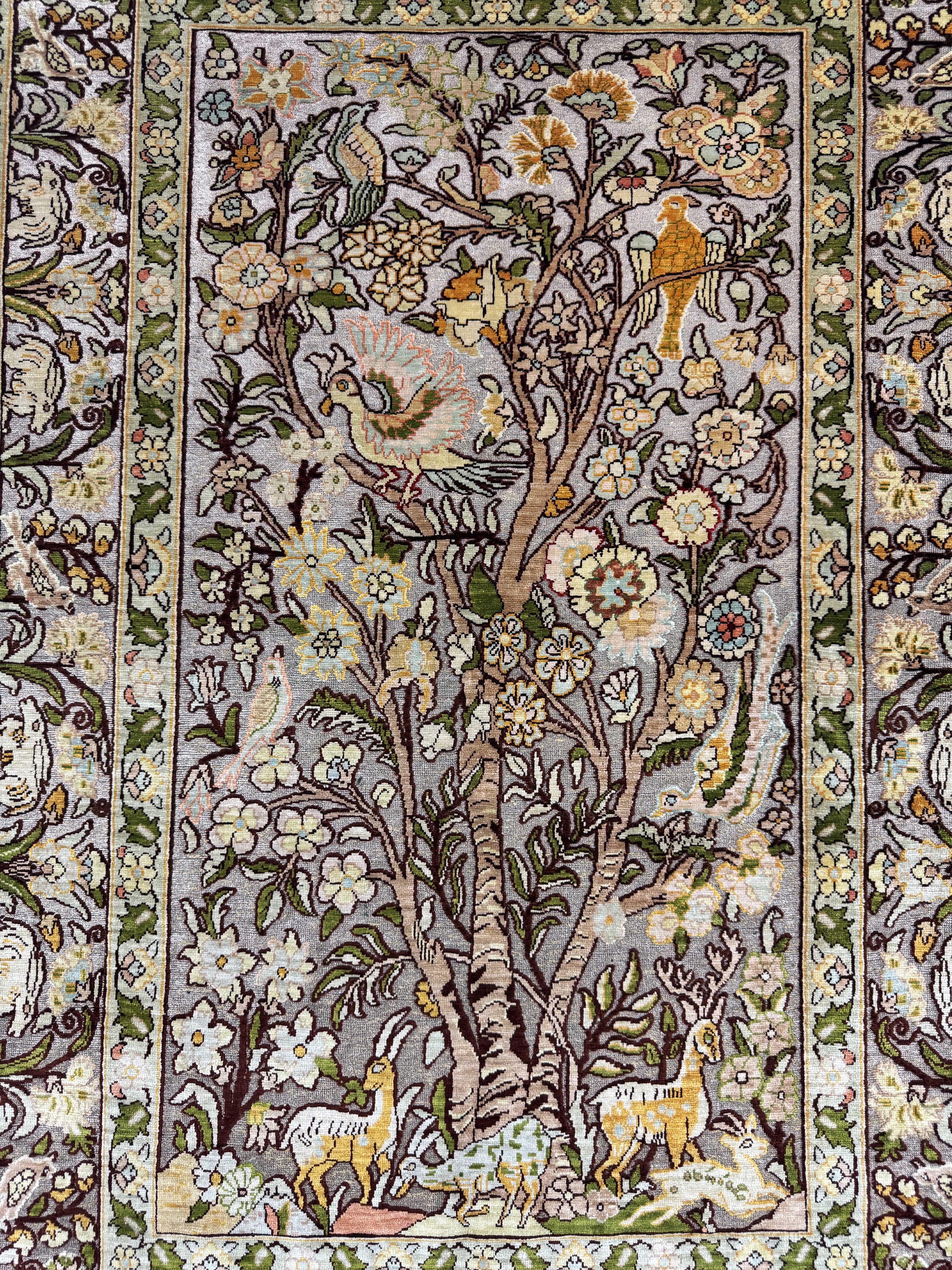 Detail c: Hereke Seide fein, sign., Türkei, Ende 20.Jhd., reine Naturseide, ca. 110 x 75 cm, Metallbroschiert, EHZ: 1-2