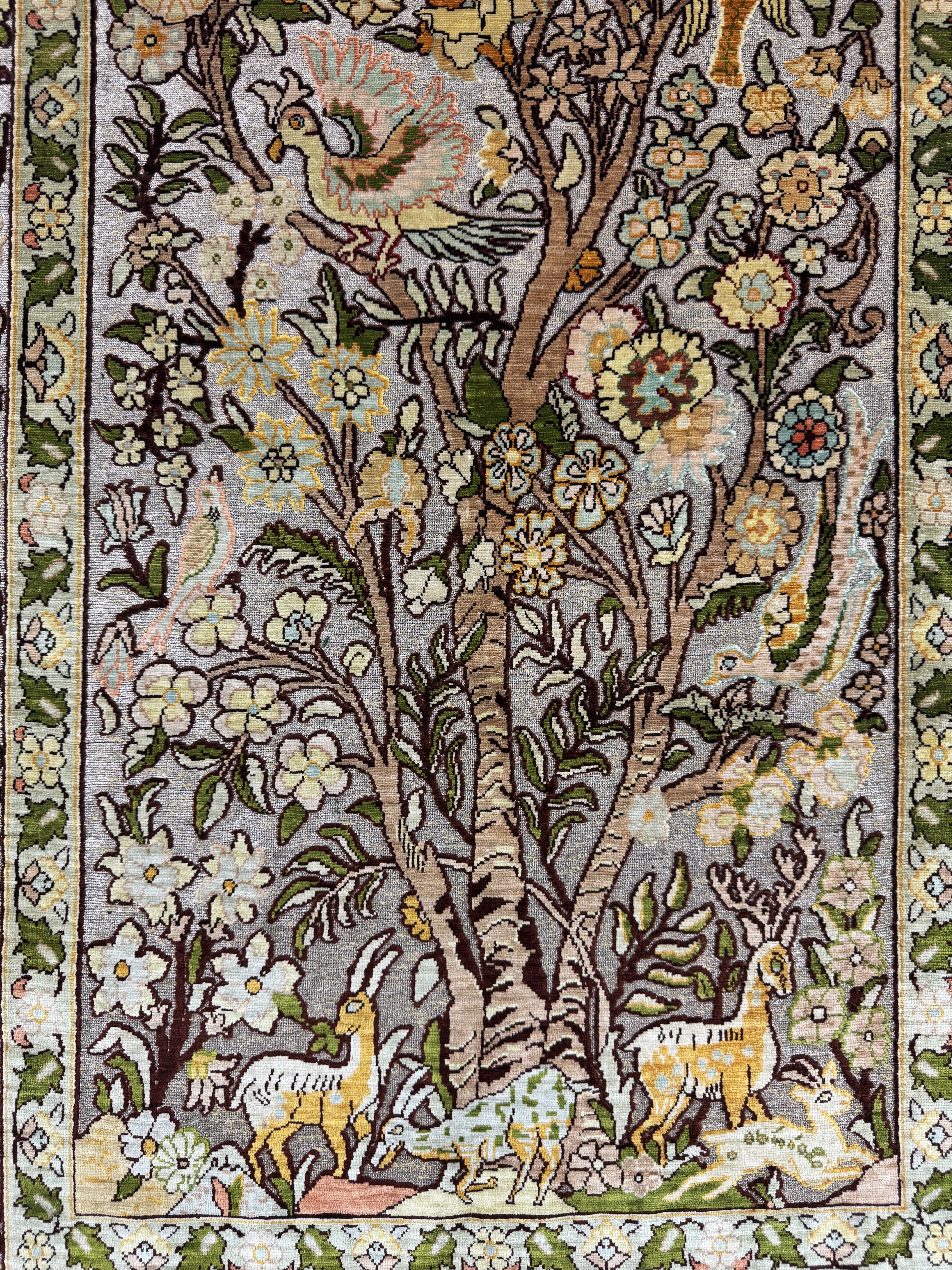 Detail d: Hereke Seide fein, sign., Türkei, Ende 20.Jhd., reine Naturseide, ca. 110 x 75 cm, Metallbroschiert, EHZ: 1-2