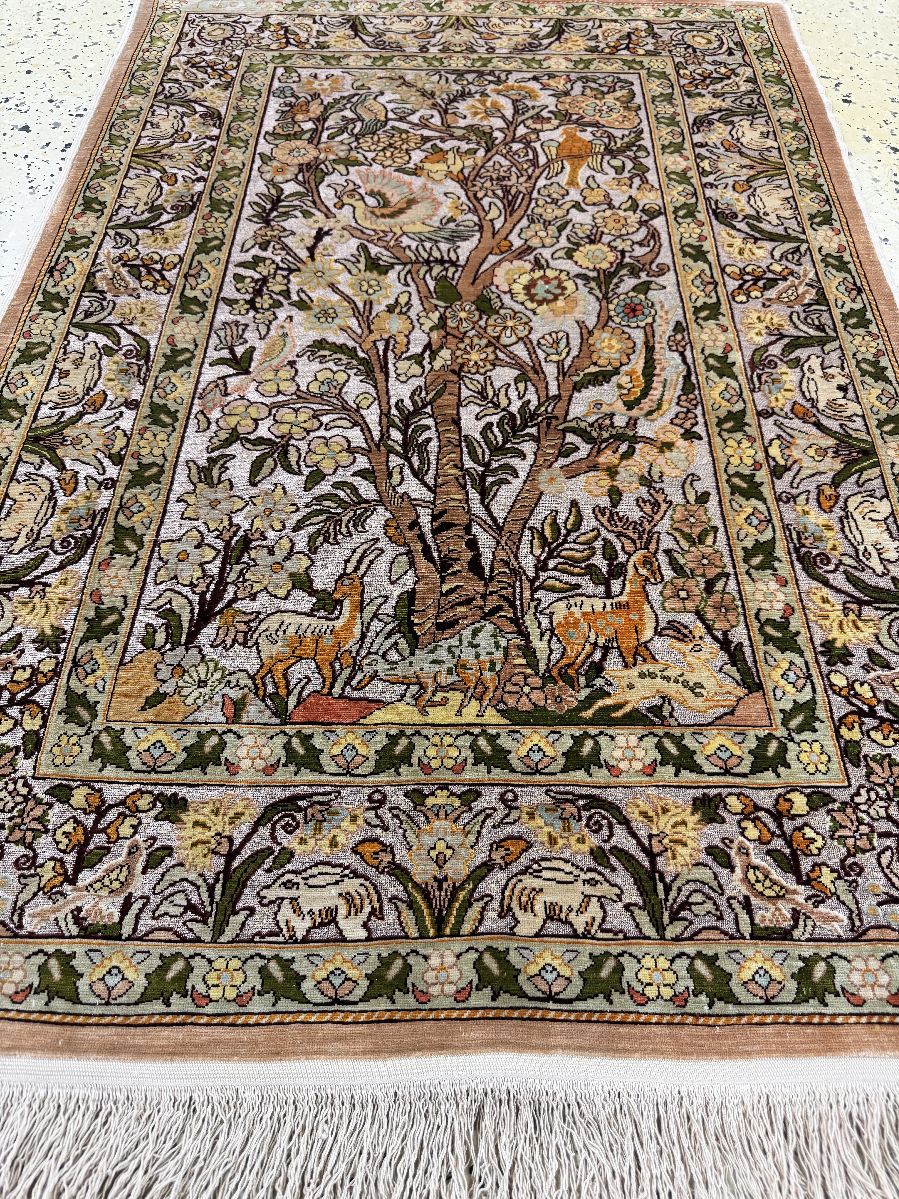 Detail e: Hereke Seide fein, sign., Türkei, Ende 20.Jhd., reine Naturseide, ca. 110 x 75 cm, Metallbroschiert, EHZ: 1-2