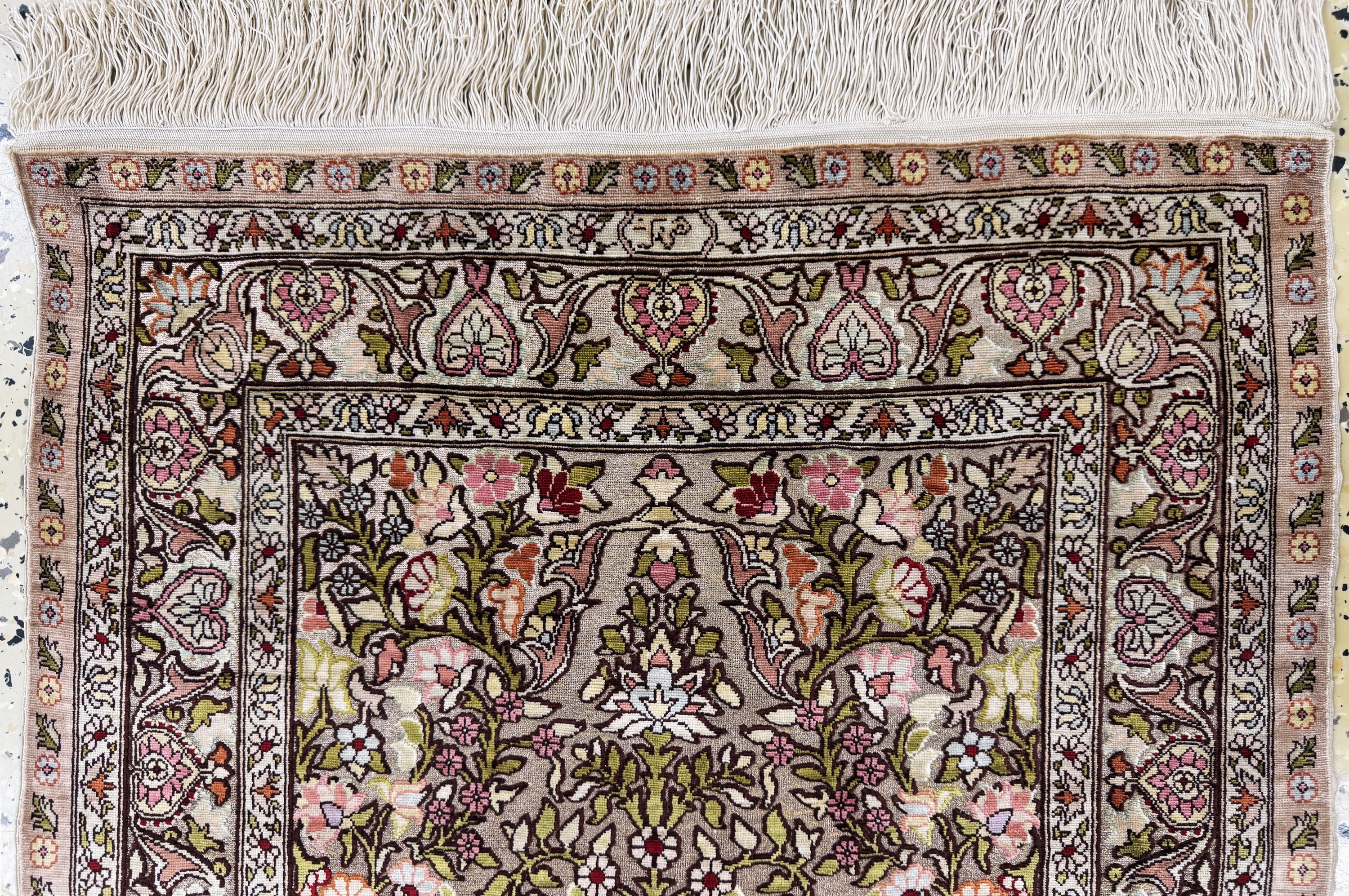 Detail a: Hereke Seide fein, sign., Türkei, Ende 20.Jhd., reine Naturseide, ca. 87 x 63 cm, Metallbroschiert, EHZ 1-2