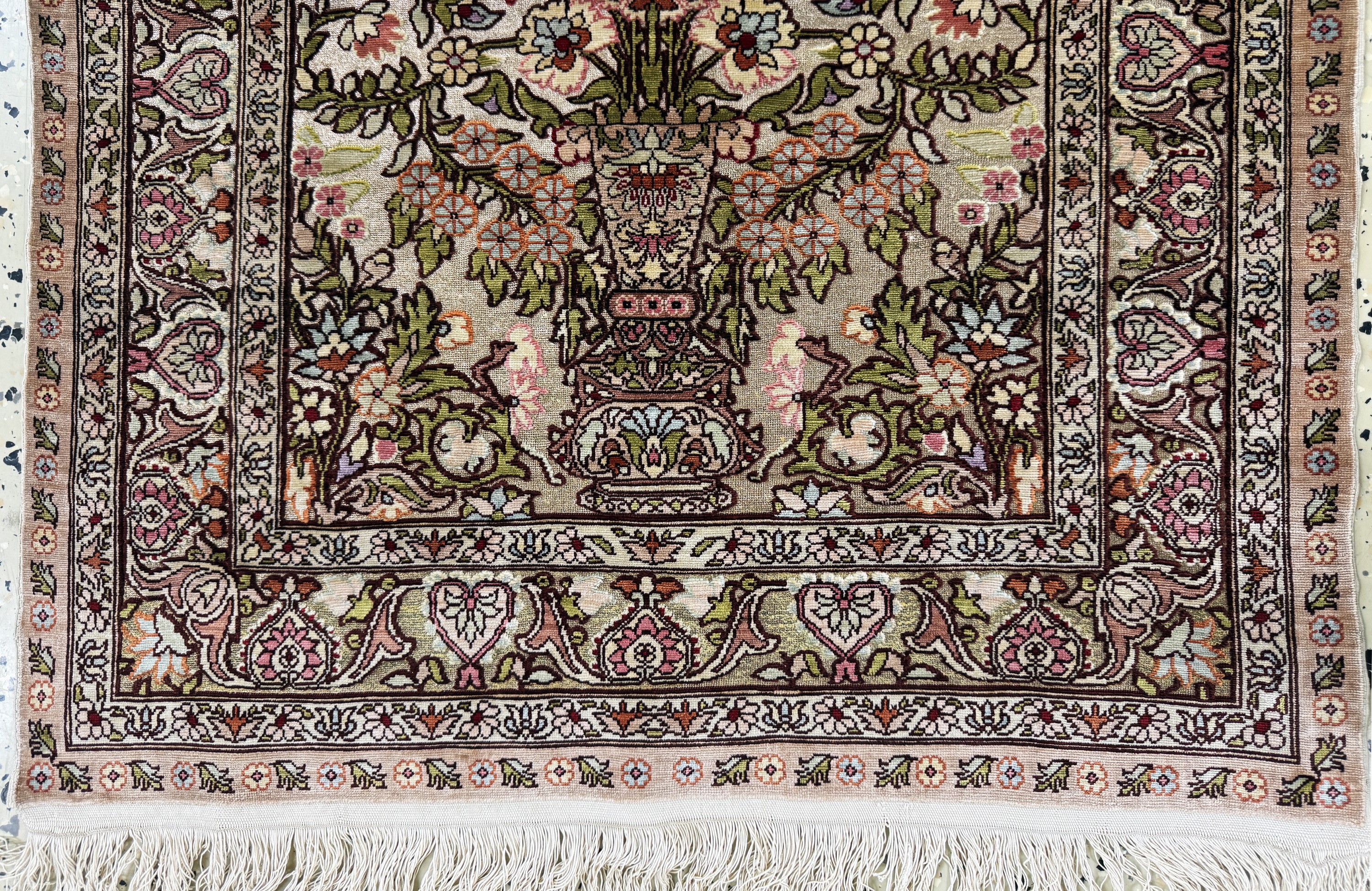 Detail b: Hereke Seide fein, sign., Türkei, Ende 20.Jhd., reine Naturseide, ca. 87 x 63 cm, Metallbroschiert, EHZ 1-2
