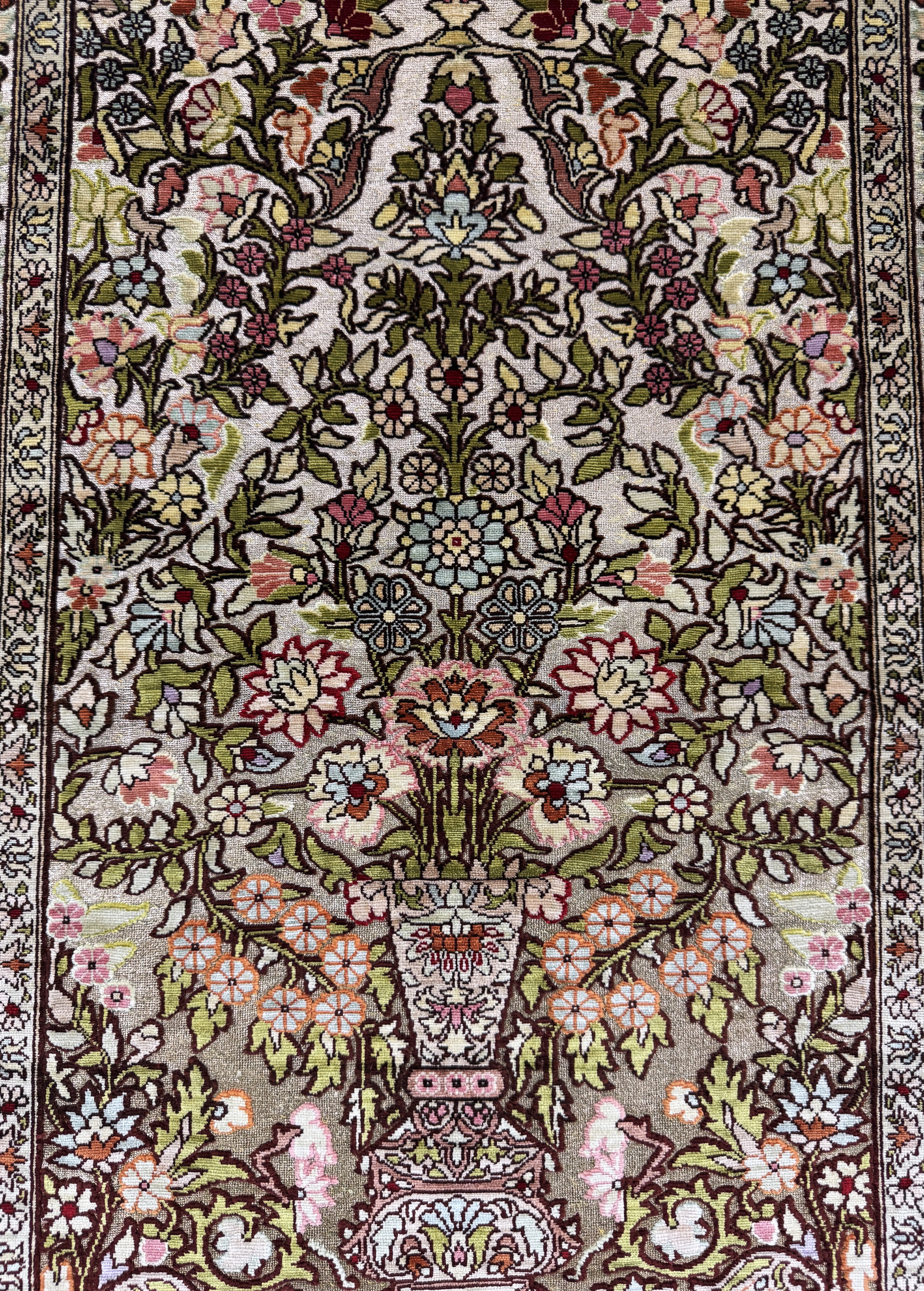 Detail c: Hereke Seide fein, sign., Türkei, Ende 20.Jhd., reine Naturseide, ca. 87 x 63 cm, Metallbroschiert, EHZ 1-2