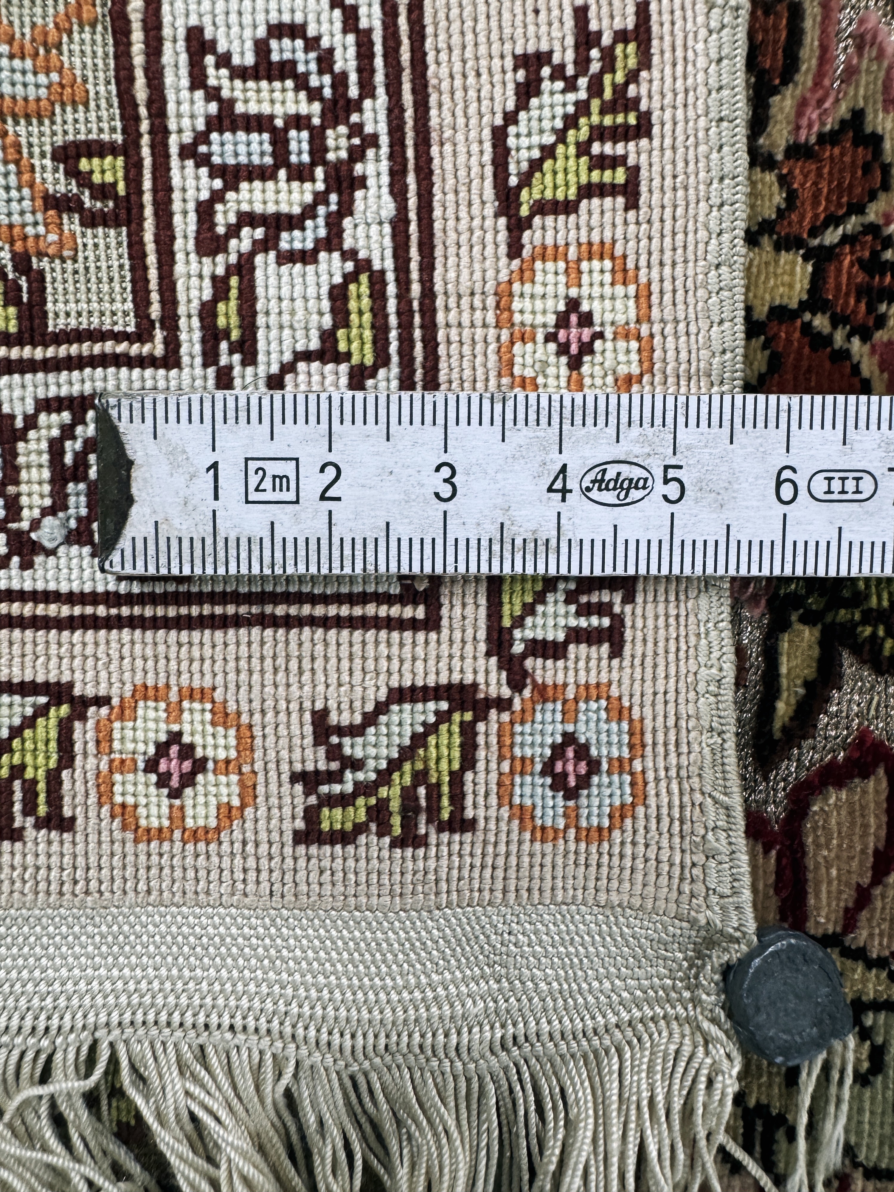 Detail e: Hereke Seide fein, sign., Türkei, Ende 20.Jhd., reine Naturseide, ca. 87 x 63 cm, Metallbroschiert, EHZ 1-2