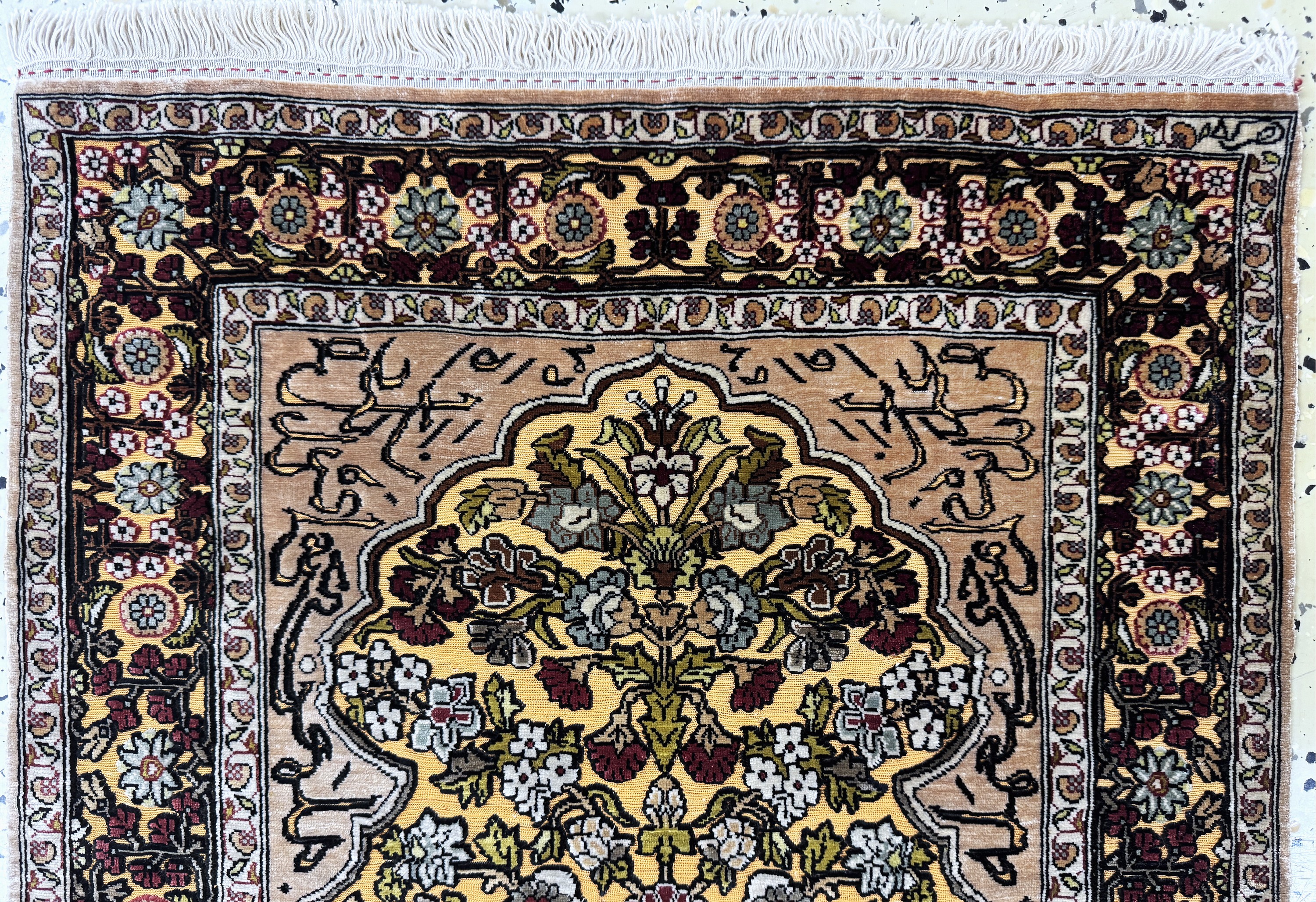Detail a: Hereke Seide fein, sign., Türkei, Ende 20.Jhd., reine Naturseide, ca. 75 x 54 cm, Metallbroschiert, EHZ: 1-2