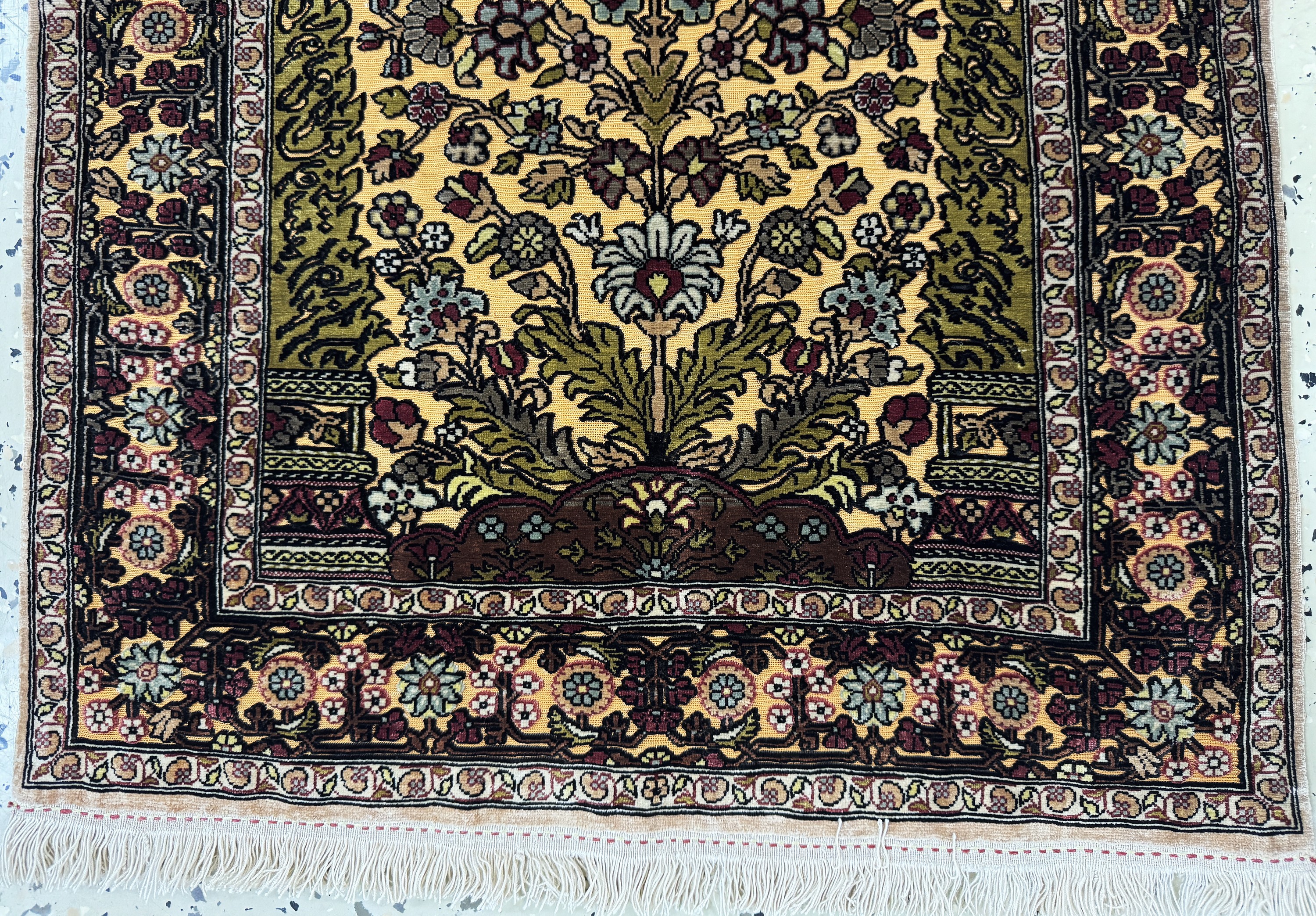 Detail b: Hereke Seide fein, sign., Türkei, Ende 20.Jhd., reine Naturseide, ca. 75 x 54 cm, Metallbroschiert, EHZ: 1-2