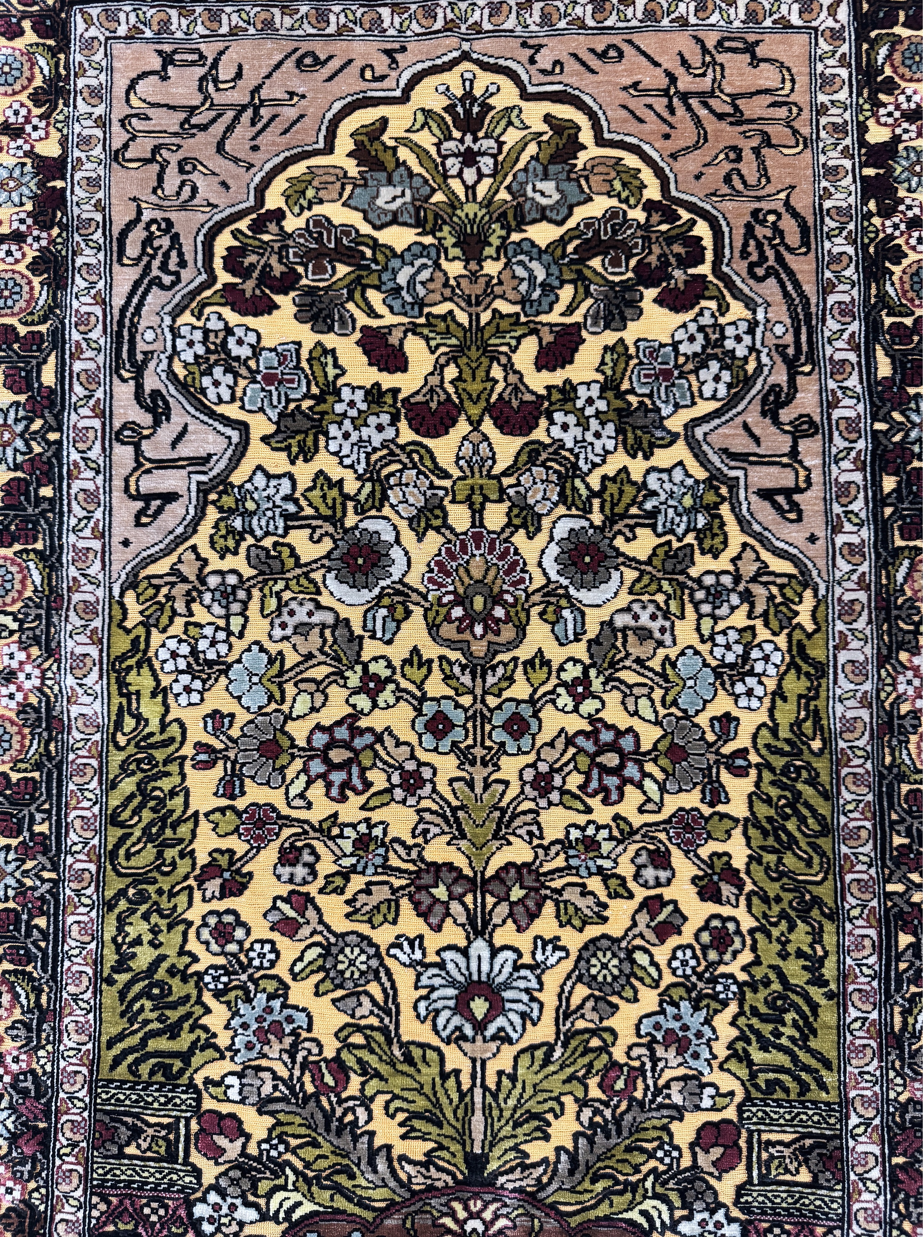 Detail c: Hereke Seide fein, sign., Türkei, Ende 20.Jhd., reine Naturseide, ca. 75 x 54 cm, Metallbroschiert, EHZ: 1-2