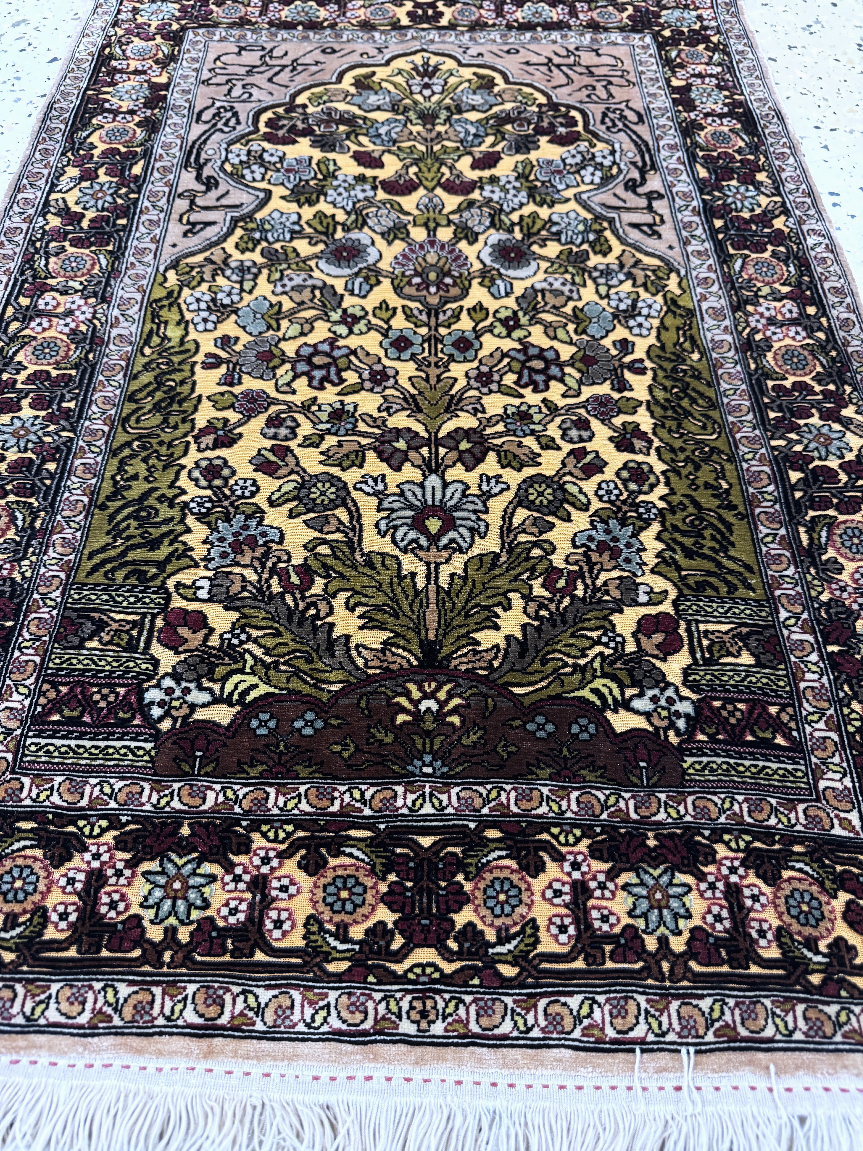 Detail d: Hereke Seide fein, sign., Türkei, Ende 20.Jhd., reine Naturseide, ca. 75 x 54 cm, Metallbroschiert, EHZ: 1-2
