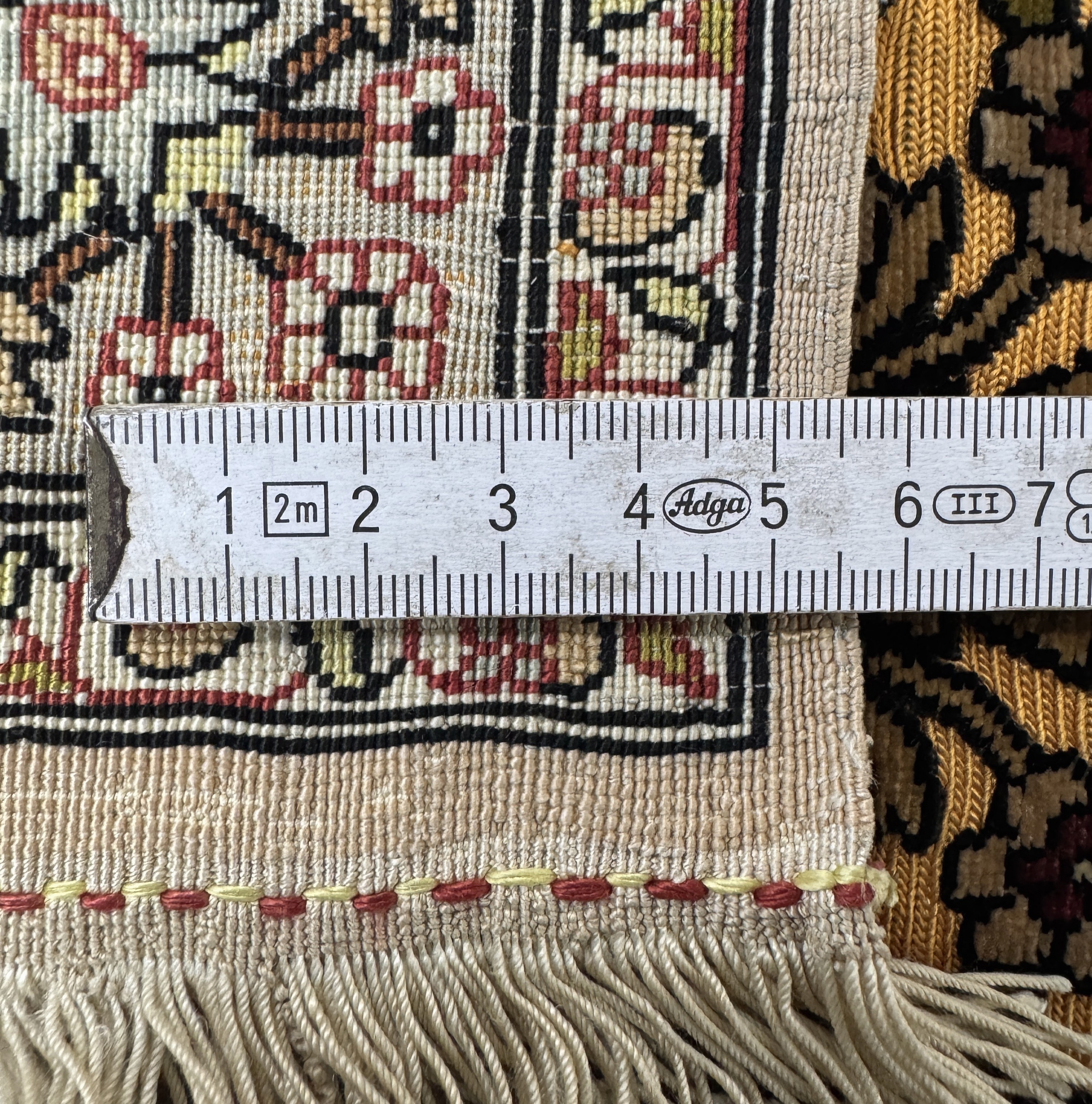 Detail e: Hereke Seide fein, sign., Türkei, Ende 20.Jhd., reine Naturseide, ca. 75 x 54 cm, Metallbroschiert, EHZ: 1-2