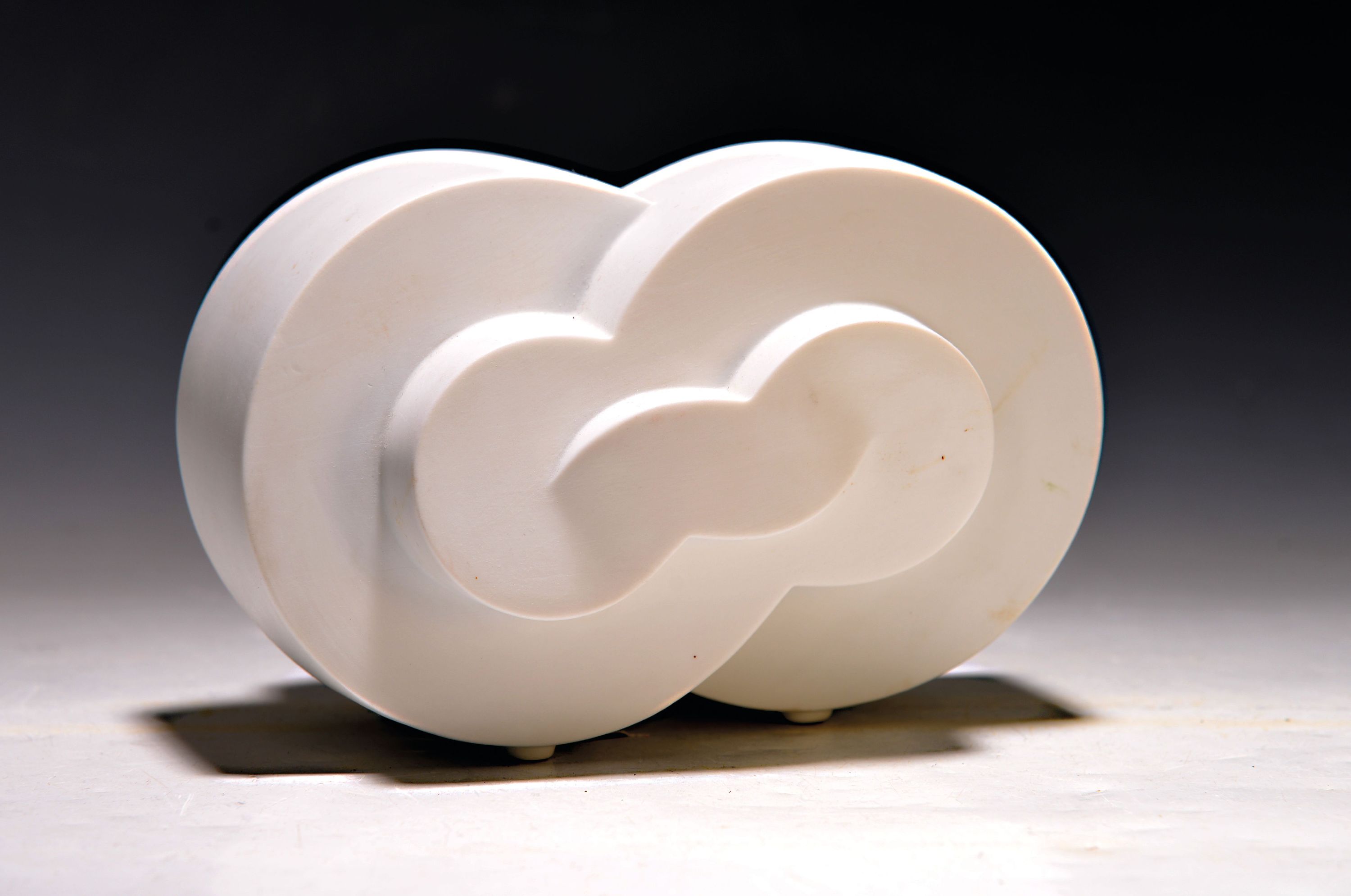Detail d: Natale Sapone, 1920-2002 und Marcello Morandini (geb. 1940), Sapone: Biskuitporzellan-Skulptur für Rosenthal Studio-linie, Ed. 182/300; Serigraphie ...