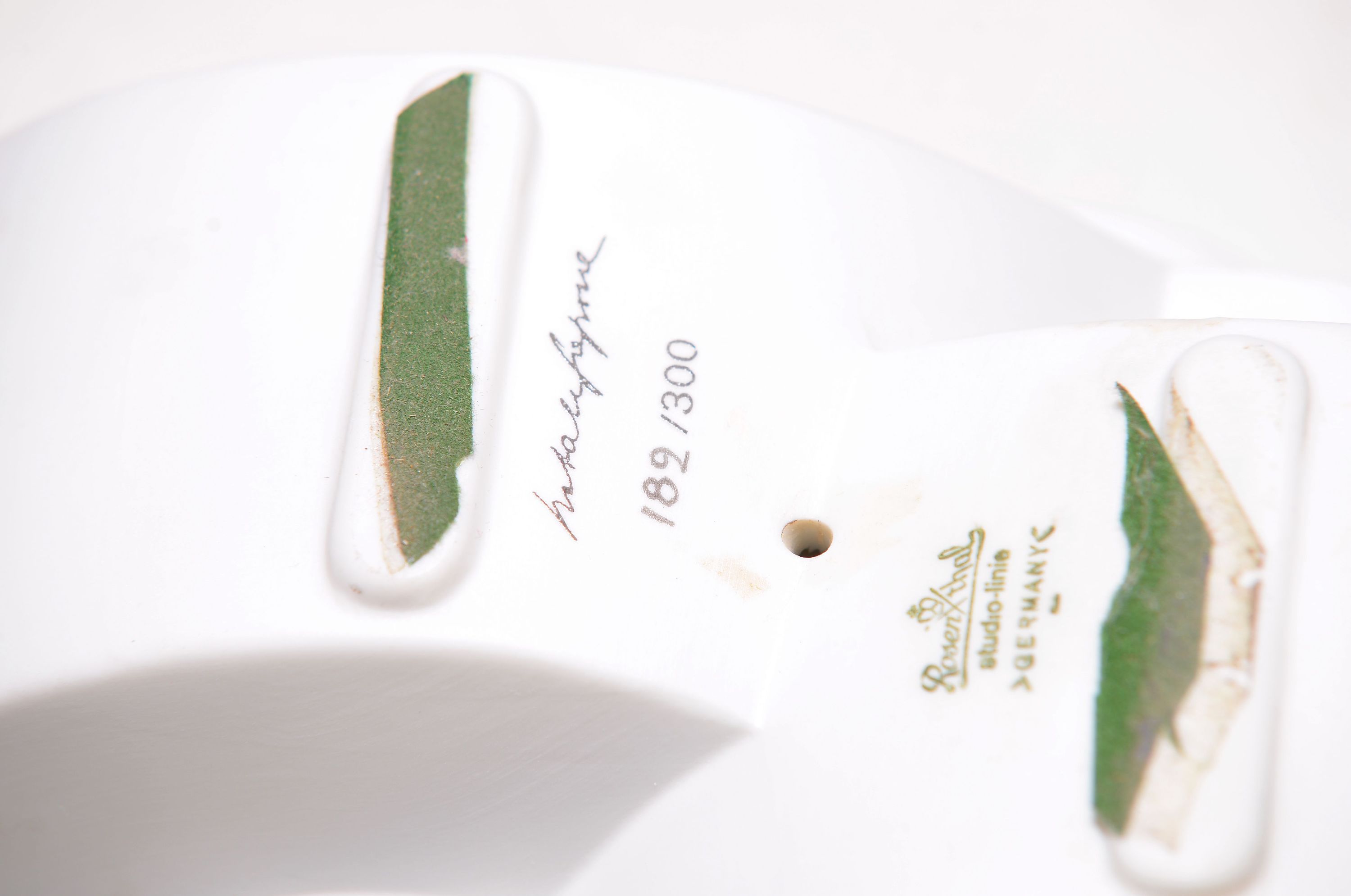 Detail e: Natale Sapone, 1920-2002 und Marcello Morandini (geb. 1940), Sapone: Biskuitporzellan-Skulptur für Rosenthal Studio-linie, Ed. 182/300; Serigraphie ...