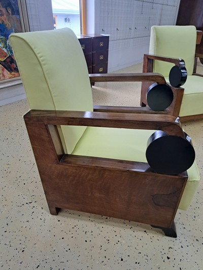 27049348k - Paar Armlehn- bzw. Clubsessel des Art Deco, um1920/30er, Nußbaum, hellgelbe ...