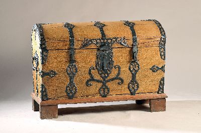 Image Runddeckeltruhe, Barock, 18.Jh., Eiche massiv, mit aufwendig geschmiedeten ...