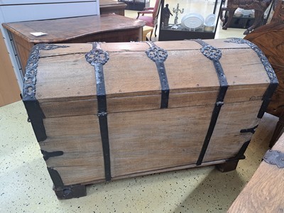 27049354a - Round lid chest, Baroque, 18th century, solid oak, with elaborately forged iron fittings, ...