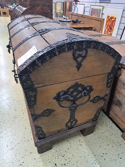 27049354b - Round lid chest, Baroque, 18th century, solid oak, with elaborately forged iron fittings, ...