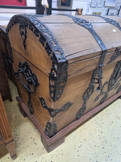 27049354c - Round lid chest, Baroque, 18th century, solid oak, with elaborately forged iron fittings, ...