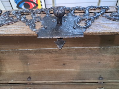 27049354e - Round lid chest, Baroque, 18th century, solid oak, with elaborately forged iron fittings, ...